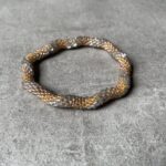 Nepal perle armbånd Nepal armbånd er en inspirerende og fascinerende smykkegenre, der vækker interessen hos smykkeentusiaster over hele verden. Disse håndlavede armbånd er kunstværker, der udstråler autenticitet, skønhed og dyb symbolik. Lad os dykke ned i den betagende verden af Nepal armbånd og udforske, hvad der gør dem så unikke og eftertragtede. Hvert Nepal armbånd er unikt, og det er netop denne individualitet, der appellerer til mange. Armbåndene er ofte skabt af dygtige nepalesiske håndværkere, der gennem generationer har forfinet deres teknikker til at skabe smykker af høj kvalitet. Disse håndværkere bruger traditionelle metoder, som har været en del af Nepals kultur og historie i århundreder. Processen er omhyggelig og kræver en stor grad af præcision og tålmodighed, hvilket gør hvert armbånd til en kærlighedsfyldt skabelse. Nepal armbånd er kendt for deres farverige og levende design. De er ofte dekoreret med perler, ædelstene, træ, metal eller andre naturlige materialer, hvilket giver dem et unikt udseende. Hvert enkelt element, der anvendes i armbåndene, er udvalgt omhyggeligt for at skabe en harmonisk kombination af farver og teksturer. Disse elementer er ofte inspireret af Nepals rige natur og kultur, hvilket giver armbåndene en autentisk følelse og en stærk forbindelse til landet. Symbolik spiller også en vigtig rolle i Nepal armbåndenes popularitet. Mange af armbåndene har indgraverede mønstre eller symboler, der repræsenterer vigtige aspekter af Nepals traditioner og spiritualitet. Disse symboler kan have betydning for held, lykke, kærlighed, beskyttelse eller en dybere forbindelse til naturen. At bære et Nepal armbånd kan derfor have en dybere betydning for bæreren og kan fungere som en påmindelse om deres forbindelse til Nepals rige arv. Nepal armbånd er ikke kun smukke smykker, men de har også en stærk social og kulturel betydning. Mange af disse smykker er håndlavede af kvinder, der er en del af samfundet i landområderne i Nepal. Produktionen af armbåndene giver disse kvinder mulighed for at skabe en bæredygtig indkomst, forbedre deres levevilkår og styrke deres selvstændighed. Når du køber et Nepal armbånd, bidrager du derfor til at støtte en positiv social indvirkning og bevare traditionelle håndværksmæssige metoder. Udover deres kulturelle og sociale betydning er Nepal armbånd også en favorit blandt modebevidste enkeltpersoner, der ønsker at tilføje en unik og autentisk touch til deres stil. Disse armbånd kan styles på utallige måder, uanset om du ønsker at skabe et bohemeinspireret look, en farverig festlig stil eller en subtil og elegant kombination. Der er et Nepal armbånd til enhver lejlighed og enhver personlig præference. I det store udvalg af smykker, der findes i dagens marked, skiller Nepal armbånd sig ud som en særlig perle. Deres håndlavede karakter, farverige design, dybe symbolik og sociale indvirkning gør dem til mere end bare smykker - de er en form for kunst og kultur, der fortæller historien om Nepal og dets folk. Ved at bære et Nepal armbånd, bærer du også med dig en del af dette rige og inspirerende land. Så uanset om du leder efter en meningsfuld gave eller ønsker at berige din egen smykkesamling, vil et Nepal armbånd være et mindeværdigt og værdsat valg.