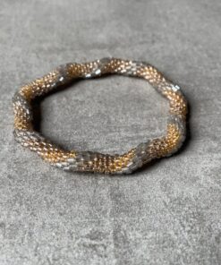 Nepal perle armbånd Nepal armbånd er en inspirerende og fascinerende smykkegenre, der vækker interessen hos smykkeentusiaster over hele verden. Disse håndlavede armbånd er kunstværker, der udstråler autenticitet, skønhed og dyb symbolik. Lad os dykke ned i den betagende verden af Nepal armbånd og udforske, hvad der gør dem så unikke og eftertragtede. Hvert Nepal armbånd er unikt, og det er netop denne individualitet, der appellerer til mange. Armbåndene er ofte skabt af dygtige nepalesiske håndværkere, der gennem generationer har forfinet deres teknikker til at skabe smykker af høj kvalitet. Disse håndværkere bruger traditionelle metoder, som har været en del af Nepals kultur og historie i århundreder. Processen er omhyggelig og kræver en stor grad af præcision og tålmodighed, hvilket gør hvert armbånd til en kærlighedsfyldt skabelse. Nepal armbånd er kendt for deres farverige og levende design. De er ofte dekoreret med perler, ædelstene, træ, metal eller andre naturlige materialer, hvilket giver dem et unikt udseende. Hvert enkelt element, der anvendes i armbåndene, er udvalgt omhyggeligt for at skabe en harmonisk kombination af farver og teksturer. Disse elementer er ofte inspireret af Nepals rige natur og kultur, hvilket giver armbåndene en autentisk følelse og en stærk forbindelse til landet. Symbolik spiller også en vigtig rolle i Nepal armbåndenes popularitet. Mange af armbåndene har indgraverede mønstre eller symboler, der repræsenterer vigtige aspekter af Nepals traditioner og spiritualitet. Disse symboler kan have betydning for held, lykke, kærlighed, beskyttelse eller en dybere forbindelse til naturen. At bære et Nepal armbånd kan derfor have en dybere betydning for bæreren og kan fungere som en påmindelse om deres forbindelse til Nepals rige arv. Nepal armbånd er ikke kun smukke smykker, men de har også en stærk social og kulturel betydning. Mange af disse smykker er håndlavede af kvinder, der er en del af samfundet i landområderne i Nepal. Produktionen af armbåndene giver disse kvinder mulighed for at skabe en bæredygtig indkomst, forbedre deres levevilkår og styrke deres selvstændighed. Når du køber et Nepal armbånd, bidrager du derfor til at støtte en positiv social indvirkning og bevare traditionelle håndværksmæssige metoder. Udover deres kulturelle og sociale betydning er Nepal armbånd også en favorit blandt modebevidste enkeltpersoner, der ønsker at tilføje en unik og autentisk touch til deres stil. Disse armbånd kan styles på utallige måder, uanset om du ønsker at skabe et bohemeinspireret look, en farverig festlig stil eller en subtil og elegant kombination. Der er et Nepal armbånd til enhver lejlighed og enhver personlig præference. I det store udvalg af smykker, der findes i dagens marked, skiller Nepal armbånd sig ud som en særlig perle. Deres håndlavede karakter, farverige design, dybe symbolik og sociale indvirkning gør dem til mere end bare smykker - de er en form for kunst og kultur, der fortæller historien om Nepal og dets folk. Ved at bære et Nepal armbånd, bærer du også med dig en del af dette rige og inspirerende land. Så uanset om du leder efter en meningsfuld gave eller ønsker at berige din egen smykkesamling, vil et Nepal armbånd være et mindeværdigt og værdsat valg.