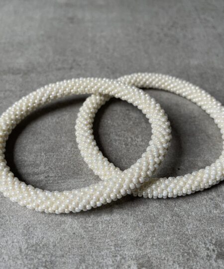 Nepal perle armbånd Nepal armbånd er en inspirerende og fascinerende smykkegenre, der vækker interessen hos smykkeentusiaster over hele verden. Disse håndlavede armbånd er kunstværker, der udstråler autenticitet, skønhed og dyb symbolik. Lad os dykke ned i den betagende verden af Nepal armbånd og udforske, hvad der gør dem så unikke og eftertragtede. Hvert Nepal armbånd er unikt, og det er netop denne individualitet, der appellerer til mange. Armbåndene er ofte skabt af dygtige nepalesiske håndværkere, der gennem generationer har forfinet deres teknikker til at skabe smykker af høj kvalitet. Disse håndværkere bruger traditionelle metoder, som har været en del af Nepals kultur og historie i århundreder. Processen er omhyggelig og kræver en stor grad af præcision og tålmodighed, hvilket gør hvert armbånd til en kærlighedsfyldt skabelse. Nepal armbånd er kendt for deres farverige og levende design. De er ofte dekoreret med perler, ædelstene, træ, metal eller andre naturlige materialer, hvilket giver dem et unikt udseende. Hvert enkelt element, der anvendes i armbåndene, er udvalgt omhyggeligt for at skabe en harmonisk kombination af farver og teksturer. Disse elementer er ofte inspireret af Nepals rige natur og kultur, hvilket giver armbåndene en autentisk følelse og en stærk forbindelse til landet. Symbolik spiller også en vigtig rolle i Nepal armbåndenes popularitet. Mange af armbåndene har indgraverede mønstre eller symboler, der repræsenterer vigtige aspekter af Nepals traditioner og spiritualitet. Disse symboler kan have betydning for held, lykke, kærlighed, beskyttelse eller en dybere forbindelse til naturen. At bære et Nepal armbånd kan derfor have en dybere betydning for bæreren og kan fungere som en påmindelse om deres forbindelse til Nepals rige arv. Nepal armbånd er ikke kun smukke smykker, men de har også en stærk social og kulturel betydning. Mange af disse smykker er håndlavede af kvinder, der er en del af samfundet i landområderne i Nepal. Produktionen af armbåndene giver disse kvinder mulighed for at skabe en bæredygtig indkomst, forbedre deres levevilkår og styrke deres selvstændighed. Når du køber et Nepal armbånd, bidrager du derfor til at støtte en positiv social indvirkning og bevare traditionelle håndværksmæssige metoder. Udover deres kulturelle og sociale betydning er Nepal armbånd også en favorit blandt modebevidste enkeltpersoner, der ønsker at tilføje en unik og autentisk touch til deres stil. Disse armbånd kan styles på utallige måder, uanset om du ønsker at skabe et bohemeinspireret look, en farverig festlig stil eller en subtil og elegant kombination. Der er et Nepal armbånd til enhver lejlighed og enhver personlig præference. I det store udvalg af smykker, der findes i dagens marked, skiller Nepal armbånd sig ud som en særlig perle. Deres håndlavede karakter, farverige design, dybe symbolik og sociale indvirkning gør dem til mere end bare smykker - de er en form for kunst og kultur, der fortæller historien om Nepal og dets folk. Ved at bære et Nepal armbånd, bærer du også med dig en del af dette rige og inspirerende land. Så uanset om du leder efter en meningsfuld gave eller ønsker at berige din egen smykkesamling, vil et Nepal armbånd være et mindeværdigt og værdsat valg.