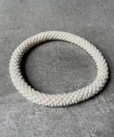Nepal perle armbånd Nepal armbånd er en inspirerende og fascinerende smykkegenre, der vækker interessen hos smykkeentusiaster over hele verden. Disse håndlavede armbånd er kunstværker, der udstråler autenticitet, skønhed og dyb symbolik. Lad os dykke ned i den betagende verden af Nepal armbånd og udforske, hvad der gør dem så unikke og eftertragtede. Hvert Nepal armbånd er unikt, og det er netop denne individualitet, der appellerer til mange. Armbåndene er ofte skabt af dygtige nepalesiske håndværkere, der gennem generationer har forfinet deres teknikker til at skabe smykker af høj kvalitet. Disse håndværkere bruger traditionelle metoder, som har været en del af Nepals kultur og historie i århundreder. Processen er omhyggelig og kræver en stor grad af præcision og tålmodighed, hvilket gør hvert armbånd til en kærlighedsfyldt skabelse. Nepal armbånd er kendt for deres farverige og levende design. De er ofte dekoreret med perler, ædelstene, træ, metal eller andre naturlige materialer, hvilket giver dem et unikt udseende. Hvert enkelt element, der anvendes i armbåndene, er udvalgt omhyggeligt for at skabe en harmonisk kombination af farver og teksturer. Disse elementer er ofte inspireret af Nepals rige natur og kultur, hvilket giver armbåndene en autentisk følelse og en stærk forbindelse til landet. Symbolik spiller også en vigtig rolle i Nepal armbåndenes popularitet. Mange af armbåndene har indgraverede mønstre eller symboler, der repræsenterer vigtige aspekter af Nepals traditioner og spiritualitet. Disse symboler kan have betydning for held, lykke, kærlighed, beskyttelse eller en dybere forbindelse til naturen. At bære et Nepal armbånd kan derfor have en dybere betydning for bæreren og kan fungere som en påmindelse om deres forbindelse til Nepals rige arv. Nepal armbånd er ikke kun smukke smykker, men de har også en stærk social og kulturel betydning. Mange af disse smykker er håndlavede af kvinder, der er en del af samfundet i landområderne i Nepal. Produktionen af armbåndene giver disse kvinder mulighed for at skabe en bæredygtig indkomst, forbedre deres levevilkår og styrke deres selvstændighed. Når du køber et Nepal armbånd, bidrager du derfor til at støtte en positiv social indvirkning og bevare traditionelle håndværksmæssige metoder. Udover deres kulturelle og sociale betydning er Nepal armbånd også en favorit blandt modebevidste enkeltpersoner, der ønsker at tilføje en unik og autentisk touch til deres stil. Disse armbånd kan styles på utallige måder, uanset om du ønsker at skabe et bohemeinspireret look, en farverig festlig stil eller en subtil og elegant kombination. Der er et Nepal armbånd til enhver lejlighed og enhver personlig præference. I det store udvalg af smykker, der findes i dagens marked, skiller Nepal armbånd sig ud som en særlig perle. Deres håndlavede karakter, farverige design, dybe symbolik og sociale indvirkning gør dem til mere end bare smykker - de er en form for kunst og kultur, der fortæller historien om Nepal og dets folk. Ved at bære et Nepal armbånd, bærer du også med dig en del af dette rige og inspirerende land. Så uanset om du leder efter en meningsfuld gave eller ønsker at berige din egen smykkesamling, vil et Nepal armbånd være et mindeværdigt og værdsat valg.