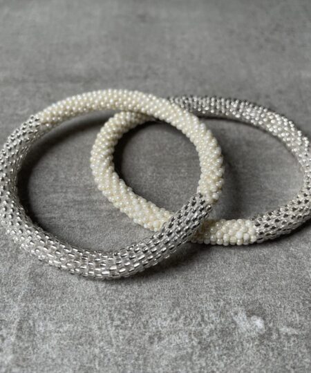 Nepal perle armbånd Nepal armbånd er en inspirerende og fascinerende smykkegenre, der vækker interessen hos smykkeentusiaster over hele verden. Disse håndlavede armbånd er kunstværker, der udstråler autenticitet, skønhed og dyb symbolik. Lad os dykke ned i den betagende verden af Nepal armbånd og udforske, hvad der gør dem så unikke og eftertragtede. Hvert Nepal armbånd er unikt, og det er netop denne individualitet, der appellerer til mange. Armbåndene er ofte skabt af dygtige nepalesiske håndværkere, der gennem generationer har forfinet deres teknikker til at skabe smykker af høj kvalitet. Disse håndværkere bruger traditionelle metoder, som har været en del af Nepals kultur og historie i århundreder. Processen er omhyggelig og kræver en stor grad af præcision og tålmodighed, hvilket gør hvert armbånd til en kærlighedsfyldt skabelse. Nepal armbånd er kendt for deres farverige og levende design. De er ofte dekoreret med perler, ædelstene, træ, metal eller andre naturlige materialer, hvilket giver dem et unikt udseende. Hvert enkelt element, der anvendes i armbåndene, er udvalgt omhyggeligt for at skabe en harmonisk kombination af farver og teksturer. Disse elementer er ofte inspireret af Nepals rige natur og kultur, hvilket giver armbåndene en autentisk følelse og en stærk forbindelse til landet. Symbolik spiller også en vigtig rolle i Nepal armbåndenes popularitet. Mange af armbåndene har indgraverede mønstre eller symboler, der repræsenterer vigtige aspekter af Nepals traditioner og spiritualitet. Disse symboler kan have betydning for held, lykke, kærlighed, beskyttelse eller en dybere forbindelse til naturen. At bære et Nepal armbånd kan derfor have en dybere betydning for bæreren og kan fungere som en påmindelse om deres forbindelse til Nepals rige arv. Nepal armbånd er ikke kun smukke smykker, men de har også en stærk social og kulturel betydning. Mange af disse smykker er håndlavede af kvinder, der er en del af samfundet i landområderne i Nepal. Produktionen af armbåndene giver disse kvinder mulighed for at skabe en bæredygtig indkomst, forbedre deres levevilkår og styrke deres selvstændighed. Når du køber et Nepal armbånd, bidrager du derfor til at støtte en positiv social indvirkning og bevare traditionelle håndværksmæssige metoder. Udover deres kulturelle og sociale betydning er Nepal armbånd også en favorit blandt modebevidste enkeltpersoner, der ønsker at tilføje en unik og autentisk touch til deres stil. Disse armbånd kan styles på utallige måder, uanset om du ønsker at skabe et bohemeinspireret look, en farverig festlig stil eller en subtil og elegant kombination. Der er et Nepal armbånd til enhver lejlighed og enhver personlig præference. I det store udvalg af smykker, der findes i dagens marked, skiller Nepal armbånd sig ud som en særlig perle. Deres håndlavede karakter, farverige design, dybe symbolik og sociale indvirkning gør dem til mere end bare smykker - de er en form for kunst og kultur, der fortæller historien om Nepal og dets folk. Ved at bære et Nepal armbånd, bærer du også med dig en del af dette rige og inspirerende land. Så uanset om du leder efter en meningsfuld gave eller ønsker at berige din egen smykkesamling, vil et Nepal armbånd være et mindeværdigt og værdsat valg.