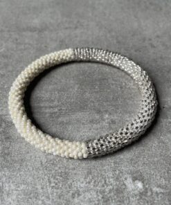 Nepal perle armbånd Nepal armbånd er en inspirerende og fascinerende smykkegenre, der vækker interessen hos smykkeentusiaster over hele verden. Disse håndlavede armbånd er kunstværker, der udstråler autenticitet, skønhed og dyb symbolik. Lad os dykke ned i den betagende verden af Nepal armbånd og udforske, hvad der gør dem så unikke og eftertragtede. Hvert Nepal armbånd er unikt, og det er netop denne individualitet, der appellerer til mange. Armbåndene er ofte skabt af dygtige nepalesiske håndværkere, der gennem generationer har forfinet deres teknikker til at skabe smykker af høj kvalitet. Disse håndværkere bruger traditionelle metoder, som har været en del af Nepals kultur og historie i århundreder. Processen er omhyggelig og kræver en stor grad af præcision og tålmodighed, hvilket gør hvert armbånd til en kærlighedsfyldt skabelse. Nepal armbånd er kendt for deres farverige og levende design. De er ofte dekoreret med perler, ædelstene, træ, metal eller andre naturlige materialer, hvilket giver dem et unikt udseende. Hvert enkelt element, der anvendes i armbåndene, er udvalgt omhyggeligt for at skabe en harmonisk kombination af farver og teksturer. Disse elementer er ofte inspireret af Nepals rige natur og kultur, hvilket giver armbåndene en autentisk følelse og en stærk forbindelse til landet. Symbolik spiller også en vigtig rolle i Nepal armbåndenes popularitet. Mange af armbåndene har indgraverede mønstre eller symboler, der repræsenterer vigtige aspekter af Nepals traditioner og spiritualitet. Disse symboler kan have betydning for held, lykke, kærlighed, beskyttelse eller en dybere forbindelse til naturen. At bære et Nepal armbånd kan derfor have en dybere betydning for bæreren og kan fungere som en påmindelse om deres forbindelse til Nepals rige arv. Nepal armbånd er ikke kun smukke smykker, men de har også en stærk social og kulturel betydning. Mange af disse smykker er håndlavede af kvinder, der er en del af samfundet i landområderne i Nepal. Produktionen af armbåndene giver disse kvinder mulighed for at skabe en bæredygtig indkomst, forbedre deres levevilkår og styrke deres selvstændighed. Når du køber et Nepal armbånd, bidrager du derfor til at støtte en positiv social indvirkning og bevare traditionelle håndværksmæssige metoder. Udover deres kulturelle og sociale betydning er Nepal armbånd også en favorit blandt modebevidste enkeltpersoner, der ønsker at tilføje en unik og autentisk touch til deres stil. Disse armbånd kan styles på utallige måder, uanset om du ønsker at skabe et bohemeinspireret look, en farverig festlig stil eller en subtil og elegant kombination. Der er et Nepal armbånd til enhver lejlighed og enhver personlig præference. I det store udvalg af smykker, der findes i dagens marked, skiller Nepal armbånd sig ud som en særlig perle. Deres håndlavede karakter, farverige design, dybe symbolik og sociale indvirkning gør dem til mere end bare smykker - de er en form for kunst og kultur, der fortæller historien om Nepal og dets folk. Ved at bære et Nepal armbånd, bærer du også med dig en del af dette rige og inspirerende land. Så uanset om du leder efter en meningsfuld gave eller ønsker at berige din egen smykkesamling, vil et Nepal armbånd være et mindeværdigt og værdsat valg.