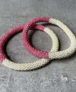 Nepal perle armbånd Nepal armbånd er en inspirerende og fascinerende smykkegenre, der vækker interessen hos smykkeentusiaster over hele verden. Disse håndlavede armbånd er kunstværker, der udstråler autenticitet, skønhed og dyb symbolik. Lad os dykke ned i den betagende verden af Nepal armbånd og udforske, hvad der gør dem så unikke og eftertragtede. Hvert Nepal armbånd er unikt, og det er netop denne individualitet, der appellerer til mange. Armbåndene er ofte skabt af dygtige nepalesiske håndværkere, der gennem generationer har forfinet deres teknikker til at skabe smykker af høj kvalitet. Disse håndværkere bruger traditionelle metoder, som har været en del af Nepals kultur og historie i århundreder. Processen er omhyggelig og kræver en stor grad af præcision og tålmodighed, hvilket gør hvert armbånd til en kærlighedsfyldt skabelse. Nepal armbånd er kendt for deres farverige og levende design. De er ofte dekoreret med perler, ædelstene, træ, metal eller andre naturlige materialer, hvilket giver dem et unikt udseende. Hvert enkelt element, der anvendes i armbåndene, er udvalgt omhyggeligt for at skabe en harmonisk kombination af farver og teksturer. Disse elementer er ofte inspireret af Nepals rige natur og kultur, hvilket giver armbåndene en autentisk følelse og en stærk forbindelse til landet. Symbolik spiller også en vigtig rolle i Nepal armbåndenes popularitet. Mange af armbåndene har indgraverede mønstre eller symboler, der repræsenterer vigtige aspekter af Nepals traditioner og spiritualitet. Disse symboler kan have betydning for held, lykke, kærlighed, beskyttelse eller en dybere forbindelse til naturen. At bære et Nepal armbånd kan derfor have en dybere betydning for bæreren og kan fungere som en påmindelse om deres forbindelse til Nepals rige arv. Nepal armbånd er ikke kun smukke smykker, men de har også en stærk social og kulturel betydning. Mange af disse smykker er håndlavede af kvinder, der er en del af samfundet i landområderne i Nepal. Produktionen af armbåndene giver disse kvinder mulighed for at skabe en bæredygtig indkomst, forbedre deres levevilkår og styrke deres selvstændighed. Når du køber et Nepal armbånd, bidrager du derfor til at støtte en positiv social indvirkning og bevare traditionelle håndværksmæssige metoder. Udover deres kulturelle og sociale betydning er Nepal armbånd også en favorit blandt modebevidste enkeltpersoner, der ønsker at tilføje en unik og autentisk touch til deres stil. Disse armbånd kan styles på utallige måder, uanset om du ønsker at skabe et bohemeinspireret look, en farverig festlig stil eller en subtil og elegant kombination. Der er et Nepal armbånd til enhver lejlighed og enhver personlig præference. I det store udvalg af smykker, der findes i dagens marked, skiller Nepal armbånd sig ud som en særlig perle. Deres håndlavede karakter, farverige design, dybe symbolik og sociale indvirkning gør dem til mere end bare smykker - de er en form for kunst og kultur, der fortæller historien om Nepal og dets folk. Ved at bære et Nepal armbånd, bærer du også med dig en del af dette rige og inspirerende land. Så uanset om du leder efter en meningsfuld gave eller ønsker at berige din egen smykkesamling, vil et Nepal armbånd være et mindeværdigt og værdsat valg.