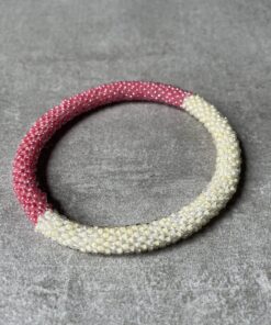 Nepal perle armbånd Nepal armbånd er en inspirerende og fascinerende smykkegenre, der vækker interessen hos smykkeentusiaster over hele verden. Disse håndlavede armbånd er kunstværker, der udstråler autenticitet, skønhed og dyb symbolik. Lad os dykke ned i den betagende verden af Nepal armbånd og udforske, hvad der gør dem så unikke og eftertragtede. Hvert Nepal armbånd er unikt, og det er netop denne individualitet, der appellerer til mange. Armbåndene er ofte skabt af dygtige nepalesiske håndværkere, der gennem generationer har forfinet deres teknikker til at skabe smykker af høj kvalitet. Disse håndværkere bruger traditionelle metoder, som har været en del af Nepals kultur og historie i århundreder. Processen er omhyggelig og kræver en stor grad af præcision og tålmodighed, hvilket gør hvert armbånd til en kærlighedsfyldt skabelse. Nepal armbånd er kendt for deres farverige og levende design. De er ofte dekoreret med perler, ædelstene, træ, metal eller andre naturlige materialer, hvilket giver dem et unikt udseende. Hvert enkelt element, der anvendes i armbåndene, er udvalgt omhyggeligt for at skabe en harmonisk kombination af farver og teksturer. Disse elementer er ofte inspireret af Nepals rige natur og kultur, hvilket giver armbåndene en autentisk følelse og en stærk forbindelse til landet. Symbolik spiller også en vigtig rolle i Nepal armbåndenes popularitet. Mange af armbåndene har indgraverede mønstre eller symboler, der repræsenterer vigtige aspekter af Nepals traditioner og spiritualitet. Disse symboler kan have betydning for held, lykke, kærlighed, beskyttelse eller en dybere forbindelse til naturen. At bære et Nepal armbånd kan derfor have en dybere betydning for bæreren og kan fungere som en påmindelse om deres forbindelse til Nepals rige arv. Nepal armbånd er ikke kun smukke smykker, men de har også en stærk social og kulturel betydning. Mange af disse smykker er håndlavede af kvinder, der er en del af samfundet i landområderne i Nepal. Produktionen af armbåndene giver disse kvinder mulighed for at skabe en bæredygtig indkomst, forbedre deres levevilkår og styrke deres selvstændighed. Når du køber et Nepal armbånd, bidrager du derfor til at støtte en positiv social indvirkning og bevare traditionelle håndværksmæssige metoder. Udover deres kulturelle og sociale betydning er Nepal armbånd også en favorit blandt modebevidste enkeltpersoner, der ønsker at tilføje en unik og autentisk touch til deres stil. Disse armbånd kan styles på utallige måder, uanset om du ønsker at skabe et bohemeinspireret look, en farverig festlig stil eller en subtil og elegant kombination. Der er et Nepal armbånd til enhver lejlighed og enhver personlig præference. I det store udvalg af smykker, der findes i dagens marked, skiller Nepal armbånd sig ud som en særlig perle. Deres håndlavede karakter, farverige design, dybe symbolik og sociale indvirkning gør dem til mere end bare smykker - de er en form for kunst og kultur, der fortæller historien om Nepal og dets folk. Ved at bære et Nepal armbånd, bærer du også med dig en del af dette rige og inspirerende land. Så uanset om du leder efter en meningsfuld gave eller ønsker at berige din egen smykkesamling, vil et Nepal armbånd være et mindeværdigt og værdsat valg.