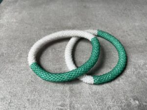 Nepal perle armbånd Nepal armbånd er en inspirerende og fascinerende smykkegenre, der vækker interessen hos smykkeentusiaster over hele verden. Disse håndlavede armbånd er kunstværker, der udstråler autenticitet, skønhed og dyb symbolik. Lad os dykke ned i den betagende verden af Nepal armbånd og udforske, hvad der gør dem så unikke og eftertragtede. Hvert Nepal armbånd er unikt, og det er netop denne individualitet, der appellerer til mange. Armbåndene er ofte skabt af dygtige nepalesiske håndværkere, der gennem generationer har forfinet deres teknikker til at skabe smykker af høj kvalitet. Disse håndværkere bruger traditionelle metoder, som har været en del af Nepals kultur og historie i århundreder. Processen er omhyggelig og kræver en stor grad af præcision og tålmodighed, hvilket gør hvert armbånd til en kærlighedsfyldt skabelse. Nepal armbånd er kendt for deres farverige og levende design. De er ofte dekoreret med perler, ædelstene, træ, metal eller andre naturlige materialer, hvilket giver dem et unikt udseende. Hvert enkelt element, der anvendes i armbåndene, er udvalgt omhyggeligt for at skabe en harmonisk kombination af farver og teksturer. Disse elementer er ofte inspireret af Nepals rige natur og kultur, hvilket giver armbåndene en autentisk følelse og en stærk forbindelse til landet. Symbolik spiller også en vigtig rolle i Nepal armbåndenes popularitet. Mange af armbåndene har indgraverede mønstre eller symboler, der repræsenterer vigtige aspekter af Nepals traditioner og spiritualitet. Disse symboler kan have betydning for held, lykke, kærlighed, beskyttelse eller en dybere forbindelse til naturen. At bære et Nepal armbånd kan derfor have en dybere betydning for bæreren og kan fungere som en påmindelse om deres forbindelse til Nepals rige arv. Nepal armbånd er ikke kun smukke smykker, men de har også en stærk social og kulturel betydning. Mange af disse smykker er håndlavede af kvinder, der er en del af samfundet i landområderne i Nepal. Produktionen af armbåndene giver disse kvinder mulighed for at skabe en bæredygtig indkomst, forbedre deres levevilkår og styrke deres selvstændighed. Når du køber et Nepal armbånd, bidrager du derfor til at støtte en positiv social indvirkning og bevare traditionelle håndværksmæssige metoder. Udover deres kulturelle og sociale betydning er Nepal armbånd også en favorit blandt modebevidste enkeltpersoner, der ønsker at tilføje en unik og autentisk touch til deres stil. Disse armbånd kan styles på utallige måder, uanset om du ønsker at skabe et bohemeinspireret look, en farverig festlig stil eller en subtil og elegant kombination. Der er et Nepal armbånd til enhver lejlighed og enhver personlig præference. I det store udvalg af smykker, der findes i dagens marked, skiller Nepal armbånd sig ud som en særlig perle. Deres håndlavede karakter, farverige design, dybe symbolik og sociale indvirkning gør dem til mere end bare smykker - de er en form for kunst og kultur, der fortæller historien om Nepal og dets folk. Ved at bære et Nepal armbånd, bærer du også med dig en del af dette rige og inspirerende land. Så uanset om du leder efter en meningsfuld gave eller ønsker at berige din egen smykkesamling, vil et Nepal armbånd være et mindeværdigt og værdsat valg.