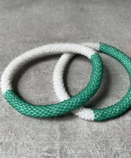 Nepal perle armbånd Nepal armbånd er en inspirerende og fascinerende smykkegenre, der vækker interessen hos smykkeentusiaster over hele verden. Disse håndlavede armbånd er kunstværker, der udstråler autenticitet, skønhed og dyb symbolik. Lad os dykke ned i den betagende verden af Nepal armbånd og udforske, hvad der gør dem så unikke og eftertragtede. Hvert Nepal armbånd er unikt, og det er netop denne individualitet, der appellerer til mange. Armbåndene er ofte skabt af dygtige nepalesiske håndværkere, der gennem generationer har forfinet deres teknikker til at skabe smykker af høj kvalitet. Disse håndværkere bruger traditionelle metoder, som har været en del af Nepals kultur og historie i århundreder. Processen er omhyggelig og kræver en stor grad af præcision og tålmodighed, hvilket gør hvert armbånd til en kærlighedsfyldt skabelse. Nepal armbånd er kendt for deres farverige og levende design. De er ofte dekoreret med perler, ædelstene, træ, metal eller andre naturlige materialer, hvilket giver dem et unikt udseende. Hvert enkelt element, der anvendes i armbåndene, er udvalgt omhyggeligt for at skabe en harmonisk kombination af farver og teksturer. Disse elementer er ofte inspireret af Nepals rige natur og kultur, hvilket giver armbåndene en autentisk følelse og en stærk forbindelse til landet. Symbolik spiller også en vigtig rolle i Nepal armbåndenes popularitet. Mange af armbåndene har indgraverede mønstre eller symboler, der repræsenterer vigtige aspekter af Nepals traditioner og spiritualitet. Disse symboler kan have betydning for held, lykke, kærlighed, beskyttelse eller en dybere forbindelse til naturen. At bære et Nepal armbånd kan derfor have en dybere betydning for bæreren og kan fungere som en påmindelse om deres forbindelse til Nepals rige arv. Nepal armbånd er ikke kun smukke smykker, men de har også en stærk social og kulturel betydning. Mange af disse smykker er håndlavede af kvinder, der er en del af samfundet i landområderne i Nepal. Produktionen af armbåndene giver disse kvinder mulighed for at skabe en bæredygtig indkomst, forbedre deres levevilkår og styrke deres selvstændighed. Når du køber et Nepal armbånd, bidrager du derfor til at støtte en positiv social indvirkning og bevare traditionelle håndværksmæssige metoder. Udover deres kulturelle og sociale betydning er Nepal armbånd også en favorit blandt modebevidste enkeltpersoner, der ønsker at tilføje en unik og autentisk touch til deres stil. Disse armbånd kan styles på utallige måder, uanset om du ønsker at skabe et bohemeinspireret look, en farverig festlig stil eller en subtil og elegant kombination. Der er et Nepal armbånd til enhver lejlighed og enhver personlig præference. I det store udvalg af smykker, der findes i dagens marked, skiller Nepal armbånd sig ud som en særlig perle. Deres håndlavede karakter, farverige design, dybe symbolik og sociale indvirkning gør dem til mere end bare smykker - de er en form for kunst og kultur, der fortæller historien om Nepal og dets folk. Ved at bære et Nepal armbånd, bærer du også med dig en del af dette rige og inspirerende land. Så uanset om du leder efter en meningsfuld gave eller ønsker at berige din egen smykkesamling, vil et Nepal armbånd være et mindeværdigt og værdsat valg.