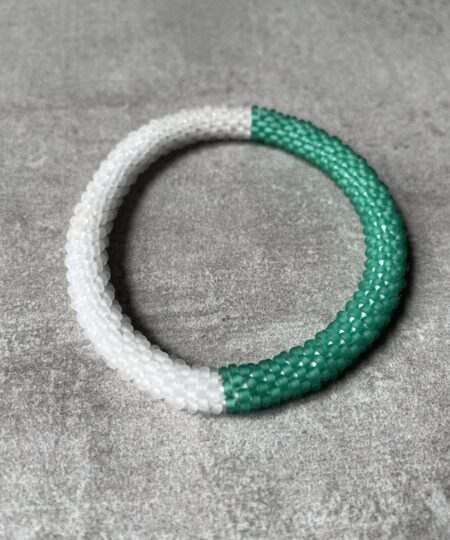 Nepal perle armbånd Nepal armbånd er en inspirerende og fascinerende smykkegenre, der vækker interessen hos smykkeentusiaster over hele verden. Disse håndlavede armbånd er kunstværker, der udstråler autenticitet, skønhed og dyb symbolik. Lad os dykke ned i den betagende verden af Nepal armbånd og udforske, hvad der gør dem så unikke og eftertragtede. Hvert Nepal armbånd er unikt, og det er netop denne individualitet, der appellerer til mange. Armbåndene er ofte skabt af dygtige nepalesiske håndværkere, der gennem generationer har forfinet deres teknikker til at skabe smykker af høj kvalitet. Disse håndværkere bruger traditionelle metoder, som har været en del af Nepals kultur og historie i århundreder. Processen er omhyggelig og kræver en stor grad af præcision og tålmodighed, hvilket gør hvert armbånd til en kærlighedsfyldt skabelse. Nepal armbånd er kendt for deres farverige og levende design. De er ofte dekoreret med perler, ædelstene, træ, metal eller andre naturlige materialer, hvilket giver dem et unikt udseende. Hvert enkelt element, der anvendes i armbåndene, er udvalgt omhyggeligt for at skabe en harmonisk kombination af farver og teksturer. Disse elementer er ofte inspireret af Nepals rige natur og kultur, hvilket giver armbåndene en autentisk følelse og en stærk forbindelse til landet. Symbolik spiller også en vigtig rolle i Nepal armbåndenes popularitet. Mange af armbåndene har indgraverede mønstre eller symboler, der repræsenterer vigtige aspekter af Nepals traditioner og spiritualitet. Disse symboler kan have betydning for held, lykke, kærlighed, beskyttelse eller en dybere forbindelse til naturen. At bære et Nepal armbånd kan derfor have en dybere betydning for bæreren og kan fungere som en påmindelse om deres forbindelse til Nepals rige arv. Nepal armbånd er ikke kun smukke smykker, men de har også en stærk social og kulturel betydning. Mange af disse smykker er håndlavede af kvinder, der er en del af samfundet i landområderne i Nepal. Produktionen af armbåndene giver disse kvinder mulighed for at skabe en bæredygtig indkomst, forbedre deres levevilkår og styrke deres selvstændighed. Når du køber et Nepal armbånd, bidrager du derfor til at støtte en positiv social indvirkning og bevare traditionelle håndværksmæssige metoder. Udover deres kulturelle og sociale betydning er Nepal armbånd også en favorit blandt modebevidste enkeltpersoner, der ønsker at tilføje en unik og autentisk touch til deres stil. Disse armbånd kan styles på utallige måder, uanset om du ønsker at skabe et bohemeinspireret look, en farverig festlig stil eller en subtil og elegant kombination. Der er et Nepal armbånd til enhver lejlighed og enhver personlig præference. I det store udvalg af smykker, der findes i dagens marked, skiller Nepal armbånd sig ud som en særlig perle. Deres håndlavede karakter, farverige design, dybe symbolik og sociale indvirkning gør dem til mere end bare smykker - de er en form for kunst og kultur, der fortæller historien om Nepal og dets folk. Ved at bære et Nepal armbånd, bærer du også med dig en del af dette rige og inspirerende land. Så uanset om du leder efter en meningsfuld gave eller ønsker at berige din egen smykkesamling, vil et Nepal armbånd være et mindeværdigt og værdsat valg.