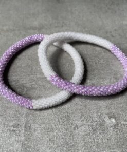 Nepal perle armbånd Nepal armbånd er en inspirerende og fascinerende smykkegenre, der vækker interessen hos smykkeentusiaster over hele verden. Disse håndlavede armbånd er kunstværker, der udstråler autenticitet, skønhed og dyb symbolik. Lad os dykke ned i den betagende verden af Nepal armbånd og udforske, hvad der gør dem så unikke og eftertragtede. Hvert Nepal armbånd er unikt, og det er netop denne individualitet, der appellerer til mange. Armbåndene er ofte skabt af dygtige nepalesiske håndværkere, der gennem generationer har forfinet deres teknikker til at skabe smykker af høj kvalitet. Disse håndværkere bruger traditionelle metoder, som har været en del af Nepals kultur og historie i århundreder. Processen er omhyggelig og kræver en stor grad af præcision og tålmodighed, hvilket gør hvert armbånd til en kærlighedsfyldt skabelse. Nepal armbånd er kendt for deres farverige og levende design. De er ofte dekoreret med perler, ædelstene, træ, metal eller andre naturlige materialer, hvilket giver dem et unikt udseende. Hvert enkelt element, der anvendes i armbåndene, er udvalgt omhyggeligt for at skabe en harmonisk kombination af farver og teksturer. Disse elementer er ofte inspireret af Nepals rige natur og kultur, hvilket giver armbåndene en autentisk følelse og en stærk forbindelse til landet. Symbolik spiller også en vigtig rolle i Nepal armbåndenes popularitet. Mange af armbåndene har indgraverede mønstre eller symboler, der repræsenterer vigtige aspekter af Nepals traditioner og spiritualitet. Disse symboler kan have betydning for held, lykke, kærlighed, beskyttelse eller en dybere forbindelse til naturen. At bære et Nepal armbånd kan derfor have en dybere betydning for bæreren og kan fungere som en påmindelse om deres forbindelse til Nepals rige arv. Nepal armbånd er ikke kun smukke smykker, men de har også en stærk social og kulturel betydning. Mange af disse smykker er håndlavede af kvinder, der er en del af samfundet i landområderne i Nepal. Produktionen af armbåndene giver disse kvinder mulighed for at skabe en bæredygtig indkomst, forbedre deres levevilkår og styrke deres selvstændighed. Når du køber et Nepal armbånd, bidrager du derfor til at støtte en positiv social indvirkning og bevare traditionelle håndværksmæssige metoder. Udover deres kulturelle og sociale betydning er Nepal armbånd også en favorit blandt modebevidste enkeltpersoner, der ønsker at tilføje en unik og autentisk touch til deres stil. Disse armbånd kan styles på utallige måder, uanset om du ønsker at skabe et bohemeinspireret look, en farverig festlig stil eller en subtil og elegant kombination. Der er et Nepal armbånd til enhver lejlighed og enhver personlig præference. I det store udvalg af smykker, der findes i dagens marked, skiller Nepal armbånd sig ud som en særlig perle. Deres håndlavede karakter, farverige design, dybe symbolik og sociale indvirkning gør dem til mere end bare smykker - de er en form for kunst og kultur, der fortæller historien om Nepal og dets folk. Ved at bære et Nepal armbånd, bærer du også med dig en del af dette rige og inspirerende land. Så uanset om du leder efter en meningsfuld gave eller ønsker at berige din egen smykkesamling, vil et Nepal armbånd være et mindeværdigt og værdsat valg.