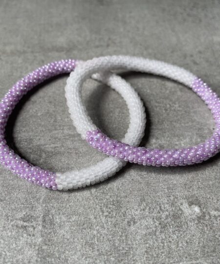 Nepal perle armbånd Nepal armbånd er en inspirerende og fascinerende smykkegenre, der vækker interessen hos smykkeentusiaster over hele verden. Disse håndlavede armbånd er kunstværker, der udstråler autenticitet, skønhed og dyb symbolik. Lad os dykke ned i den betagende verden af Nepal armbånd og udforske, hvad der gør dem så unikke og eftertragtede. Hvert Nepal armbånd er unikt, og det er netop denne individualitet, der appellerer til mange. Armbåndene er ofte skabt af dygtige nepalesiske håndværkere, der gennem generationer har forfinet deres teknikker til at skabe smykker af høj kvalitet. Disse håndværkere bruger traditionelle metoder, som har været en del af Nepals kultur og historie i århundreder. Processen er omhyggelig og kræver en stor grad af præcision og tålmodighed, hvilket gør hvert armbånd til en kærlighedsfyldt skabelse. Nepal armbånd er kendt for deres farverige og levende design. De er ofte dekoreret med perler, ædelstene, træ, metal eller andre naturlige materialer, hvilket giver dem et unikt udseende. Hvert enkelt element, der anvendes i armbåndene, er udvalgt omhyggeligt for at skabe en harmonisk kombination af farver og teksturer. Disse elementer er ofte inspireret af Nepals rige natur og kultur, hvilket giver armbåndene en autentisk følelse og en stærk forbindelse til landet. Symbolik spiller også en vigtig rolle i Nepal armbåndenes popularitet. Mange af armbåndene har indgraverede mønstre eller symboler, der repræsenterer vigtige aspekter af Nepals traditioner og spiritualitet. Disse symboler kan have betydning for held, lykke, kærlighed, beskyttelse eller en dybere forbindelse til naturen. At bære et Nepal armbånd kan derfor have en dybere betydning for bæreren og kan fungere som en påmindelse om deres forbindelse til Nepals rige arv. Nepal armbånd er ikke kun smukke smykker, men de har også en stærk social og kulturel betydning. Mange af disse smykker er håndlavede af kvinder, der er en del af samfundet i landområderne i Nepal. Produktionen af armbåndene giver disse kvinder mulighed for at skabe en bæredygtig indkomst, forbedre deres levevilkår og styrke deres selvstændighed. Når du køber et Nepal armbånd, bidrager du derfor til at støtte en positiv social indvirkning og bevare traditionelle håndværksmæssige metoder. Udover deres kulturelle og sociale betydning er Nepal armbånd også en favorit blandt modebevidste enkeltpersoner, der ønsker at tilføje en unik og autentisk touch til deres stil. Disse armbånd kan styles på utallige måder, uanset om du ønsker at skabe et bohemeinspireret look, en farverig festlig stil eller en subtil og elegant kombination. Der er et Nepal armbånd til enhver lejlighed og enhver personlig præference. I det store udvalg af smykker, der findes i dagens marked, skiller Nepal armbånd sig ud som en særlig perle. Deres håndlavede karakter, farverige design, dybe symbolik og sociale indvirkning gør dem til mere end bare smykker - de er en form for kunst og kultur, der fortæller historien om Nepal og dets folk. Ved at bære et Nepal armbånd, bærer du også med dig en del af dette rige og inspirerende land. Så uanset om du leder efter en meningsfuld gave eller ønsker at berige din egen smykkesamling, vil et Nepal armbånd være et mindeværdigt og værdsat valg.