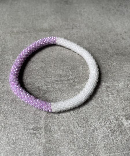 Nepal perle armbånd Nepal armbånd er en inspirerende og fascinerende smykkegenre, der vækker interessen hos smykkeentusiaster over hele verden. Disse håndlavede armbånd er kunstværker, der udstråler autenticitet, skønhed og dyb symbolik. Lad os dykke ned i den betagende verden af Nepal armbånd og udforske, hvad der gør dem så unikke og eftertragtede. Hvert Nepal armbånd er unikt, og det er netop denne individualitet, der appellerer til mange. Armbåndene er ofte skabt af dygtige nepalesiske håndværkere, der gennem generationer har forfinet deres teknikker til at skabe smykker af høj kvalitet. Disse håndværkere bruger traditionelle metoder, som har været en del af Nepals kultur og historie i århundreder. Processen er omhyggelig og kræver en stor grad af præcision og tålmodighed, hvilket gør hvert armbånd til en kærlighedsfyldt skabelse. Nepal armbånd er kendt for deres farverige og levende design. De er ofte dekoreret med perler, ædelstene, træ, metal eller andre naturlige materialer, hvilket giver dem et unikt udseende. Hvert enkelt element, der anvendes i armbåndene, er udvalgt omhyggeligt for at skabe en harmonisk kombination af farver og teksturer. Disse elementer er ofte inspireret af Nepals rige natur og kultur, hvilket giver armbåndene en autentisk følelse og en stærk forbindelse til landet. Symbolik spiller også en vigtig rolle i Nepal armbåndenes popularitet. Mange af armbåndene har indgraverede mønstre eller symboler, der repræsenterer vigtige aspekter af Nepals traditioner og spiritualitet. Disse symboler kan have betydning for held, lykke, kærlighed, beskyttelse eller en dybere forbindelse til naturen. At bære et Nepal armbånd kan derfor have en dybere betydning for bæreren og kan fungere som en påmindelse om deres forbindelse til Nepals rige arv. Nepal armbånd er ikke kun smukke smykker, men de har også en stærk social og kulturel betydning. Mange af disse smykker er håndlavede af kvinder, der er en del af samfundet i landområderne i Nepal. Produktionen af armbåndene giver disse kvinder mulighed for at skabe en bæredygtig indkomst, forbedre deres levevilkår og styrke deres selvstændighed. Når du køber et Nepal armbånd, bidrager du derfor til at støtte en positiv social indvirkning og bevare traditionelle håndværksmæssige metoder. Udover deres kulturelle og sociale betydning er Nepal armbånd også en favorit blandt modebevidste enkeltpersoner, der ønsker at tilføje en unik og autentisk touch til deres stil. Disse armbånd kan styles på utallige måder, uanset om du ønsker at skabe et bohemeinspireret look, en farverig festlig stil eller en subtil og elegant kombination. Der er et Nepal armbånd til enhver lejlighed og enhver personlig præference. I det store udvalg af smykker, der findes i dagens marked, skiller Nepal armbånd sig ud som en særlig perle. Deres håndlavede karakter, farverige design, dybe symbolik og sociale indvirkning gør dem til mere end bare smykker - de er en form for kunst og kultur, der fortæller historien om Nepal og dets folk. Ved at bære et Nepal armbånd, bærer du også med dig en del af dette rige og inspirerende land. Så uanset om du leder efter en meningsfuld gave eller ønsker at berige din egen smykkesamling, vil et Nepal armbånd være et mindeværdigt og værdsat valg.