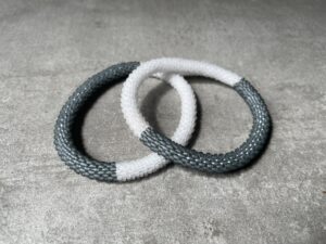 Nepal perle armbånd Nepal armbånd er en inspirerende og fascinerende smykkegenre, der vækker interessen hos smykkeentusiaster over hele verden. Disse håndlavede armbånd er kunstværker, der udstråler autenticitet, skønhed og dyb symbolik. Lad os dykke ned i den betagende verden af Nepal armbånd og udforske, hvad der gør dem så unikke og eftertragtede. Hvert Nepal armbånd er unikt, og det er netop denne individualitet, der appellerer til mange. Armbåndene er ofte skabt af dygtige nepalesiske håndværkere, der gennem generationer har forfinet deres teknikker til at skabe smykker af høj kvalitet. Disse håndværkere bruger traditionelle metoder, som har været en del af Nepals kultur og historie i århundreder. Processen er omhyggelig og kræver en stor grad af præcision og tålmodighed, hvilket gør hvert armbånd til en kærlighedsfyldt skabelse. Nepal armbånd er kendt for deres farverige og levende design. De er ofte dekoreret med perler, ædelstene, træ, metal eller andre naturlige materialer, hvilket giver dem et unikt udseende. Hvert enkelt element, der anvendes i armbåndene, er udvalgt omhyggeligt for at skabe en harmonisk kombination af farver og teksturer. Disse elementer er ofte inspireret af Nepals rige natur og kultur, hvilket giver armbåndene en autentisk følelse og en stærk forbindelse til landet. Symbolik spiller også en vigtig rolle i Nepal armbåndenes popularitet. Mange af armbåndene har indgraverede mønstre eller symboler, der repræsenterer vigtige aspekter af Nepals traditioner og spiritualitet. Disse symboler kan have betydning for held, lykke, kærlighed, beskyttelse eller en dybere forbindelse til naturen. At bære et Nepal armbånd kan derfor have en dybere betydning for bæreren og kan fungere som en påmindelse om deres forbindelse til Nepals rige arv. Nepal armbånd er ikke kun smukke smykker, men de har også en stærk social og kulturel betydning. Mange af disse smykker er håndlavede af kvinder, der er en del af samfundet i landområderne i Nepal. Produktionen af armbåndene giver disse kvinder mulighed for at skabe en bæredygtig indkomst, forbedre deres levevilkår og styrke deres selvstændighed. Når du køber et Nepal armbånd, bidrager du derfor til at støtte en positiv social indvirkning og bevare traditionelle håndværksmæssige metoder. Udover deres kulturelle og sociale betydning er Nepal armbånd også en favorit blandt modebevidste enkeltpersoner, der ønsker at tilføje en unik og autentisk touch til deres stil. Disse armbånd kan styles på utallige måder, uanset om du ønsker at skabe et bohemeinspireret look, en farverig festlig stil eller en subtil og elegant kombination. Der er et Nepal armbånd til enhver lejlighed og enhver personlig præference. I det store udvalg af smykker, der findes i dagens marked, skiller Nepal armbånd sig ud som en særlig perle. Deres håndlavede karakter, farverige design, dybe symbolik og sociale indvirkning gør dem til mere end bare smykker - de er en form for kunst og kultur, der fortæller historien om Nepal og dets folk. Ved at bære et Nepal armbånd, bærer du også med dig en del af dette rige og inspirerende land. Så uanset om du leder efter en meningsfuld gave eller ønsker at berige din egen smykkesamling, vil et Nepal armbånd være et mindeværdigt og værdsat valg.