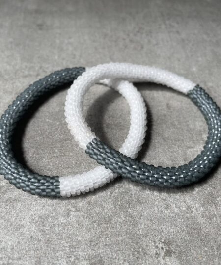 Nepal perle armbånd Nepal armbånd er en inspirerende og fascinerende smykkegenre, der vækker interessen hos smykkeentusiaster over hele verden. Disse håndlavede armbånd er kunstværker, der udstråler autenticitet, skønhed og dyb symbolik. Lad os dykke ned i den betagende verden af Nepal armbånd og udforske, hvad der gør dem så unikke og eftertragtede. Hvert Nepal armbånd er unikt, og det er netop denne individualitet, der appellerer til mange. Armbåndene er ofte skabt af dygtige nepalesiske håndværkere, der gennem generationer har forfinet deres teknikker til at skabe smykker af høj kvalitet. Disse håndværkere bruger traditionelle metoder, som har været en del af Nepals kultur og historie i århundreder. Processen er omhyggelig og kræver en stor grad af præcision og tålmodighed, hvilket gør hvert armbånd til en kærlighedsfyldt skabelse. Nepal armbånd er kendt for deres farverige og levende design. De er ofte dekoreret med perler, ædelstene, træ, metal eller andre naturlige materialer, hvilket giver dem et unikt udseende. Hvert enkelt element, der anvendes i armbåndene, er udvalgt omhyggeligt for at skabe en harmonisk kombination af farver og teksturer. Disse elementer er ofte inspireret af Nepals rige natur og kultur, hvilket giver armbåndene en autentisk følelse og en stærk forbindelse til landet. Symbolik spiller også en vigtig rolle i Nepal armbåndenes popularitet. Mange af armbåndene har indgraverede mønstre eller symboler, der repræsenterer vigtige aspekter af Nepals traditioner og spiritualitet. Disse symboler kan have betydning for held, lykke, kærlighed, beskyttelse eller en dybere forbindelse til naturen. At bære et Nepal armbånd kan derfor have en dybere betydning for bæreren og kan fungere som en påmindelse om deres forbindelse til Nepals rige arv. Nepal armbånd er ikke kun smukke smykker, men de har også en stærk social og kulturel betydning. Mange af disse smykker er håndlavede af kvinder, der er en del af samfundet i landområderne i Nepal. Produktionen af armbåndene giver disse kvinder mulighed for at skabe en bæredygtig indkomst, forbedre deres levevilkår og styrke deres selvstændighed. Når du køber et Nepal armbånd, bidrager du derfor til at støtte en positiv social indvirkning og bevare traditionelle håndværksmæssige metoder. Udover deres kulturelle og sociale betydning er Nepal armbånd også en favorit blandt modebevidste enkeltpersoner, der ønsker at tilføje en unik og autentisk touch til deres stil. Disse armbånd kan styles på utallige måder, uanset om du ønsker at skabe et bohemeinspireret look, en farverig festlig stil eller en subtil og elegant kombination. Der er et Nepal armbånd til enhver lejlighed og enhver personlig præference. I det store udvalg af smykker, der findes i dagens marked, skiller Nepal armbånd sig ud som en særlig perle. Deres håndlavede karakter, farverige design, dybe symbolik og sociale indvirkning gør dem til mere end bare smykker - de er en form for kunst og kultur, der fortæller historien om Nepal og dets folk. Ved at bære et Nepal armbånd, bærer du også med dig en del af dette rige og inspirerende land. Så uanset om du leder efter en meningsfuld gave eller ønsker at berige din egen smykkesamling, vil et Nepal armbånd være et mindeværdigt og værdsat valg.