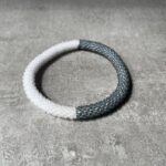 Nepal perle armbånd Nepal armbånd er en inspirerende og fascinerende smykkegenre, der vækker interessen hos smykkeentusiaster over hele verden. Disse håndlavede armbånd er kunstværker, der udstråler autenticitet, skønhed og dyb symbolik. Lad os dykke ned i den betagende verden af Nepal armbånd og udforske, hvad der gør dem så unikke og eftertragtede. Hvert Nepal armbånd er unikt, og det er netop denne individualitet, der appellerer til mange. Armbåndene er ofte skabt af dygtige nepalesiske håndværkere, der gennem generationer har forfinet deres teknikker til at skabe smykker af høj kvalitet. Disse håndværkere bruger traditionelle metoder, som har været en del af Nepals kultur og historie i århundreder. Processen er omhyggelig og kræver en stor grad af præcision og tålmodighed, hvilket gør hvert armbånd til en kærlighedsfyldt skabelse. Nepal armbånd er kendt for deres farverige og levende design. De er ofte dekoreret med perler, ædelstene, træ, metal eller andre naturlige materialer, hvilket giver dem et unikt udseende. Hvert enkelt element, der anvendes i armbåndene, er udvalgt omhyggeligt for at skabe en harmonisk kombination af farver og teksturer. Disse elementer er ofte inspireret af Nepals rige natur og kultur, hvilket giver armbåndene en autentisk følelse og en stærk forbindelse til landet. Symbolik spiller også en vigtig rolle i Nepal armbåndenes popularitet. Mange af armbåndene har indgraverede mønstre eller symboler, der repræsenterer vigtige aspekter af Nepals traditioner og spiritualitet. Disse symboler kan have betydning for held, lykke, kærlighed, beskyttelse eller en dybere forbindelse til naturen. At bære et Nepal armbånd kan derfor have en dybere betydning for bæreren og kan fungere som en påmindelse om deres forbindelse til Nepals rige arv. Nepal armbånd er ikke kun smukke smykker, men de har også en stærk social og kulturel betydning. Mange af disse smykker er håndlavede af kvinder, der er en del af samfundet i landområderne i Nepal. Produktionen af armbåndene giver disse kvinder mulighed for at skabe en bæredygtig indkomst, forbedre deres levevilkår og styrke deres selvstændighed. Når du køber et Nepal armbånd, bidrager du derfor til at støtte en positiv social indvirkning og bevare traditionelle håndværksmæssige metoder. Udover deres kulturelle og sociale betydning er Nepal armbånd også en favorit blandt modebevidste enkeltpersoner, der ønsker at tilføje en unik og autentisk touch til deres stil. Disse armbånd kan styles på utallige måder, uanset om du ønsker at skabe et bohemeinspireret look, en farverig festlig stil eller en subtil og elegant kombination. Der er et Nepal armbånd til enhver lejlighed og enhver personlig præference. I det store udvalg af smykker, der findes i dagens marked, skiller Nepal armbånd sig ud som en særlig perle. Deres håndlavede karakter, farverige design, dybe symbolik og sociale indvirkning gør dem til mere end bare smykker - de er en form for kunst og kultur, der fortæller historien om Nepal og dets folk. Ved at bære et Nepal armbånd, bærer du også med dig en del af dette rige og inspirerende land. Så uanset om du leder efter en meningsfuld gave eller ønsker at berige din egen smykkesamling, vil et Nepal armbånd være et mindeværdigt og værdsat valg.