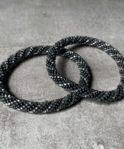 Nepal perle armbånd Nepal armbånd er en inspirerende og fascinerende smykkegenre, der vækker interessen hos smykkeentusiaster over hele verden. Disse håndlavede armbånd er kunstværker, der udstråler autenticitet, skønhed og dyb symbolik. Lad os dykke ned i den betagende verden af Nepal armbånd og udforske, hvad der gør dem så unikke og eftertragtede. Hvert Nepal armbånd er unikt, og det er netop denne individualitet, der appellerer til mange. Armbåndene er ofte skabt af dygtige nepalesiske håndværkere, der gennem generationer har forfinet deres teknikker til at skabe smykker af høj kvalitet. Disse håndværkere bruger traditionelle metoder, som har været en del af Nepals kultur og historie i århundreder. Processen er omhyggelig og kræver en stor grad af præcision og tålmodighed, hvilket gør hvert armbånd til en kærlighedsfyldt skabelse. Nepal armbånd er kendt for deres farverige og levende design. De er ofte dekoreret med perler, ædelstene, træ, metal eller andre naturlige materialer, hvilket giver dem et unikt udseende. Hvert enkelt element, der anvendes i armbåndene, er udvalgt omhyggeligt for at skabe en harmonisk kombination af farver og teksturer. Disse elementer er ofte inspireret af Nepals rige natur og kultur, hvilket giver armbåndene en autentisk følelse og en stærk forbindelse til landet. Symbolik spiller også en vigtig rolle i Nepal armbåndenes popularitet. Mange af armbåndene har indgraverede mønstre eller symboler, der repræsenterer vigtige aspekter af Nepals traditioner og spiritualitet. Disse symboler kan have betydning for held, lykke, kærlighed, beskyttelse eller en dybere forbindelse til naturen. At bære et Nepal armbånd kan derfor have en dybere betydning for bæreren og kan fungere som en påmindelse om deres forbindelse til Nepals rige arv. Nepal armbånd er ikke kun smukke smykker, men de har også en stærk social og kulturel betydning. Mange af disse smykker er håndlavede af kvinder, der er en del af samfundet i landområderne i Nepal. Produktionen af armbåndene giver disse kvinder mulighed for at skabe en bæredygtig indkomst, forbedre deres levevilkår og styrke deres selvstændighed. Når du køber et Nepal armbånd, bidrager du derfor til at støtte en positiv social indvirkning og bevare traditionelle håndværksmæssige metoder. Udover deres kulturelle og sociale betydning er Nepal armbånd også en favorit blandt modebevidste enkeltpersoner, der ønsker at tilføje en unik og autentisk touch til deres stil. Disse armbånd kan styles på utallige måder, uanset om du ønsker at skabe et bohemeinspireret look, en farverig festlig stil eller en subtil og elegant kombination. Der er et Nepal armbånd til enhver lejlighed og enhver personlig præference. I det store udvalg af smykker, der findes i dagens marked, skiller Nepal armbånd sig ud som en særlig perle. Deres håndlavede karakter, farverige design, dybe symbolik og sociale indvirkning gør dem til mere end bare smykker - de er en form for kunst og kultur, der fortæller historien om Nepal og dets folk. Ved at bære et Nepal armbånd, bærer du også med dig en del af dette rige og inspirerende land. Så uanset om du leder efter en meningsfuld gave eller ønsker at berige din egen smykkesamling, vil et Nepal armbånd være et mindeværdigt og værdsat valg.