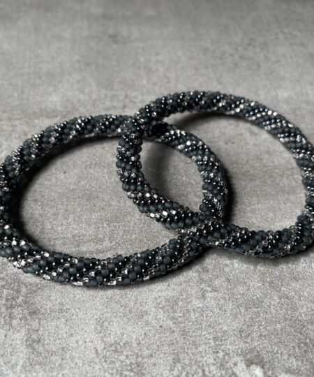 Nepal perle armbånd Nepal armbånd er en inspirerende og fascinerende smykkegenre, der vækker interessen hos smykkeentusiaster over hele verden. Disse håndlavede armbånd er kunstværker, der udstråler autenticitet, skønhed og dyb symbolik. Lad os dykke ned i den betagende verden af Nepal armbånd og udforske, hvad der gør dem så unikke og eftertragtede. Hvert Nepal armbånd er unikt, og det er netop denne individualitet, der appellerer til mange. Armbåndene er ofte skabt af dygtige nepalesiske håndværkere, der gennem generationer har forfinet deres teknikker til at skabe smykker af høj kvalitet. Disse håndværkere bruger traditionelle metoder, som har været en del af Nepals kultur og historie i århundreder. Processen er omhyggelig og kræver en stor grad af præcision og tålmodighed, hvilket gør hvert armbånd til en kærlighedsfyldt skabelse. Nepal armbånd er kendt for deres farverige og levende design. De er ofte dekoreret med perler, ædelstene, træ, metal eller andre naturlige materialer, hvilket giver dem et unikt udseende. Hvert enkelt element, der anvendes i armbåndene, er udvalgt omhyggeligt for at skabe en harmonisk kombination af farver og teksturer. Disse elementer er ofte inspireret af Nepals rige natur og kultur, hvilket giver armbåndene en autentisk følelse og en stærk forbindelse til landet. Symbolik spiller også en vigtig rolle i Nepal armbåndenes popularitet. Mange af armbåndene har indgraverede mønstre eller symboler, der repræsenterer vigtige aspekter af Nepals traditioner og spiritualitet. Disse symboler kan have betydning for held, lykke, kærlighed, beskyttelse eller en dybere forbindelse til naturen. At bære et Nepal armbånd kan derfor have en dybere betydning for bæreren og kan fungere som en påmindelse om deres forbindelse til Nepals rige arv. Nepal armbånd er ikke kun smukke smykker, men de har også en stærk social og kulturel betydning. Mange af disse smykker er håndlavede af kvinder, der er en del af samfundet i landområderne i Nepal. Produktionen af armbåndene giver disse kvinder mulighed for at skabe en bæredygtig indkomst, forbedre deres levevilkår og styrke deres selvstændighed. Når du køber et Nepal armbånd, bidrager du derfor til at støtte en positiv social indvirkning og bevare traditionelle håndværksmæssige metoder. Udover deres kulturelle og sociale betydning er Nepal armbånd også en favorit blandt modebevidste enkeltpersoner, der ønsker at tilføje en unik og autentisk touch til deres stil. Disse armbånd kan styles på utallige måder, uanset om du ønsker at skabe et bohemeinspireret look, en farverig festlig stil eller en subtil og elegant kombination. Der er et Nepal armbånd til enhver lejlighed og enhver personlig præference. I det store udvalg af smykker, der findes i dagens marked, skiller Nepal armbånd sig ud som en særlig perle. Deres håndlavede karakter, farverige design, dybe symbolik og sociale indvirkning gør dem til mere end bare smykker - de er en form for kunst og kultur, der fortæller historien om Nepal og dets folk. Ved at bære et Nepal armbånd, bærer du også med dig en del af dette rige og inspirerende land. Så uanset om du leder efter en meningsfuld gave eller ønsker at berige din egen smykkesamling, vil et Nepal armbånd være et mindeværdigt og værdsat valg.