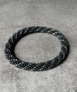 Nepal perle armbånd Nepal armbånd er en inspirerende og fascinerende smykkegenre, der vækker interessen hos smykkeentusiaster over hele verden. Disse håndlavede armbånd er kunstværker, der udstråler autenticitet, skønhed og dyb symbolik. Lad os dykke ned i den betagende verden af Nepal armbånd og udforske, hvad der gør dem så unikke og eftertragtede. Hvert Nepal armbånd er unikt, og det er netop denne individualitet, der appellerer til mange. Armbåndene er ofte skabt af dygtige nepalesiske håndværkere, der gennem generationer har forfinet deres teknikker til at skabe smykker af høj kvalitet. Disse håndværkere bruger traditionelle metoder, som har været en del af Nepals kultur og historie i århundreder. Processen er omhyggelig og kræver en stor grad af præcision og tålmodighed, hvilket gør hvert armbånd til en kærlighedsfyldt skabelse. Nepal armbånd er kendt for deres farverige og levende design. De er ofte dekoreret med perler, ædelstene, træ, metal eller andre naturlige materialer, hvilket giver dem et unikt udseende. Hvert enkelt element, der anvendes i armbåndene, er udvalgt omhyggeligt for at skabe en harmonisk kombination af farver og teksturer. Disse elementer er ofte inspireret af Nepals rige natur og kultur, hvilket giver armbåndene en autentisk følelse og en stærk forbindelse til landet. Symbolik spiller også en vigtig rolle i Nepal armbåndenes popularitet. Mange af armbåndene har indgraverede mønstre eller symboler, der repræsenterer vigtige aspekter af Nepals traditioner og spiritualitet. Disse symboler kan have betydning for held, lykke, kærlighed, beskyttelse eller en dybere forbindelse til naturen. At bære et Nepal armbånd kan derfor have en dybere betydning for bæreren og kan fungere som en påmindelse om deres forbindelse til Nepals rige arv. Nepal armbånd er ikke kun smukke smykker, men de har også en stærk social og kulturel betydning. Mange af disse smykker er håndlavede af kvinder, der er en del af samfundet i landområderne i Nepal. Produktionen af armbåndene giver disse kvinder mulighed for at skabe en bæredygtig indkomst, forbedre deres levevilkår og styrke deres selvstændighed. Når du køber et Nepal armbånd, bidrager du derfor til at støtte en positiv social indvirkning og bevare traditionelle håndværksmæssige metoder. Udover deres kulturelle og sociale betydning er Nepal armbånd også en favorit blandt modebevidste enkeltpersoner, der ønsker at tilføje en unik og autentisk touch til deres stil. Disse armbånd kan styles på utallige måder, uanset om du ønsker at skabe et bohemeinspireret look, en farverig festlig stil eller en subtil og elegant kombination. Der er et Nepal armbånd til enhver lejlighed og enhver personlig præference. I det store udvalg af smykker, der findes i dagens marked, skiller Nepal armbånd sig ud som en særlig perle. Deres håndlavede karakter, farverige design, dybe symbolik og sociale indvirkning gør dem til mere end bare smykker - de er en form for kunst og kultur, der fortæller historien om Nepal og dets folk. Ved at bære et Nepal armbånd, bærer du også med dig en del af dette rige og inspirerende land. Så uanset om du leder efter en meningsfuld gave eller ønsker at berige din egen smykkesamling, vil et Nepal armbånd være et mindeværdigt og værdsat valg.