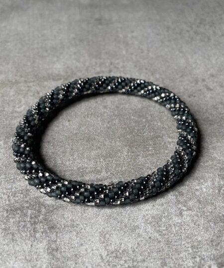 Nepal perle armbånd Nepal armbånd er en inspirerende og fascinerende smykkegenre, der vækker interessen hos smykkeentusiaster over hele verden. Disse håndlavede armbånd er kunstværker, der udstråler autenticitet, skønhed og dyb symbolik. Lad os dykke ned i den betagende verden af Nepal armbånd og udforske, hvad der gør dem så unikke og eftertragtede. Hvert Nepal armbånd er unikt, og det er netop denne individualitet, der appellerer til mange. Armbåndene er ofte skabt af dygtige nepalesiske håndværkere, der gennem generationer har forfinet deres teknikker til at skabe smykker af høj kvalitet. Disse håndværkere bruger traditionelle metoder, som har været en del af Nepals kultur og historie i århundreder. Processen er omhyggelig og kræver en stor grad af præcision og tålmodighed, hvilket gør hvert armbånd til en kærlighedsfyldt skabelse. Nepal armbånd er kendt for deres farverige og levende design. De er ofte dekoreret med perler, ædelstene, træ, metal eller andre naturlige materialer, hvilket giver dem et unikt udseende. Hvert enkelt element, der anvendes i armbåndene, er udvalgt omhyggeligt for at skabe en harmonisk kombination af farver og teksturer. Disse elementer er ofte inspireret af Nepals rige natur og kultur, hvilket giver armbåndene en autentisk følelse og en stærk forbindelse til landet. Symbolik spiller også en vigtig rolle i Nepal armbåndenes popularitet. Mange af armbåndene har indgraverede mønstre eller symboler, der repræsenterer vigtige aspekter af Nepals traditioner og spiritualitet. Disse symboler kan have betydning for held, lykke, kærlighed, beskyttelse eller en dybere forbindelse til naturen. At bære et Nepal armbånd kan derfor have en dybere betydning for bæreren og kan fungere som en påmindelse om deres forbindelse til Nepals rige arv. Nepal armbånd er ikke kun smukke smykker, men de har også en stærk social og kulturel betydning. Mange af disse smykker er håndlavede af kvinder, der er en del af samfundet i landområderne i Nepal. Produktionen af armbåndene giver disse kvinder mulighed for at skabe en bæredygtig indkomst, forbedre deres levevilkår og styrke deres selvstændighed. Når du køber et Nepal armbånd, bidrager du derfor til at støtte en positiv social indvirkning og bevare traditionelle håndværksmæssige metoder. Udover deres kulturelle og sociale betydning er Nepal armbånd også en favorit blandt modebevidste enkeltpersoner, der ønsker at tilføje en unik og autentisk touch til deres stil. Disse armbånd kan styles på utallige måder, uanset om du ønsker at skabe et bohemeinspireret look, en farverig festlig stil eller en subtil og elegant kombination. Der er et Nepal armbånd til enhver lejlighed og enhver personlig præference. I det store udvalg af smykker, der findes i dagens marked, skiller Nepal armbånd sig ud som en særlig perle. Deres håndlavede karakter, farverige design, dybe symbolik og sociale indvirkning gør dem til mere end bare smykker - de er en form for kunst og kultur, der fortæller historien om Nepal og dets folk. Ved at bære et Nepal armbånd, bærer du også med dig en del af dette rige og inspirerende land. Så uanset om du leder efter en meningsfuld gave eller ønsker at berige din egen smykkesamling, vil et Nepal armbånd være et mindeværdigt og værdsat valg.