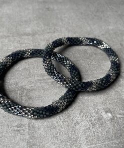 Nepal perle armbånd Nepal armbånd er en inspirerende og fascinerende smykkegenre, der vækker interessen hos smykkeentusiaster over hele verden. Disse håndlavede armbånd er kunstværker, der udstråler autenticitet, skønhed og dyb symbolik. Lad os dykke ned i den betagende verden af Nepal armbånd og udforske, hvad der gør dem så unikke og eftertragtede. Hvert Nepal armbånd er unikt, og det er netop denne individualitet, der appellerer til mange. Armbåndene er ofte skabt af dygtige nepalesiske håndværkere, der gennem generationer har forfinet deres teknikker til at skabe smykker af høj kvalitet. Disse håndværkere bruger traditionelle metoder, som har været en del af Nepals kultur og historie i århundreder. Processen er omhyggelig og kræver en stor grad af præcision og tålmodighed, hvilket gør hvert armbånd til en kærlighedsfyldt skabelse. Nepal armbånd er kendt for deres farverige og levende design. De er ofte dekoreret med perler, ædelstene, træ, metal eller andre naturlige materialer, hvilket giver dem et unikt udseende. Hvert enkelt element, der anvendes i armbåndene, er udvalgt omhyggeligt for at skabe en harmonisk kombination af farver og teksturer. Disse elementer er ofte inspireret af Nepals rige natur og kultur, hvilket giver armbåndene en autentisk følelse og en stærk forbindelse til landet. Symbolik spiller også en vigtig rolle i Nepal armbåndenes popularitet. Mange af armbåndene har indgraverede mønstre eller symboler, der repræsenterer vigtige aspekter af Nepals traditioner og spiritualitet. Disse symboler kan have betydning for held, lykke, kærlighed, beskyttelse eller en dybere forbindelse til naturen. At bære et Nepal armbånd kan derfor have en dybere betydning for bæreren og kan fungere som en påmindelse om deres forbindelse til Nepals rige arv. Nepal armbånd er ikke kun smukke smykker, men de har også en stærk social og kulturel betydning. Mange af disse smykker er håndlavede af kvinder, der er en del af samfundet i landområderne i Nepal. Produktionen af armbåndene giver disse kvinder mulighed for at skabe en bæredygtig indkomst, forbedre deres levevilkår og styrke deres selvstændighed. Når du køber et Nepal armbånd, bidrager du derfor til at støtte en positiv social indvirkning og bevare traditionelle håndværksmæssige metoder. Udover deres kulturelle og sociale betydning er Nepal armbånd også en favorit blandt modebevidste enkeltpersoner, der ønsker at tilføje en unik og autentisk touch til deres stil. Disse armbånd kan styles på utallige måder, uanset om du ønsker at skabe et bohemeinspireret look, en farverig festlig stil eller en subtil og elegant kombination. Der er et Nepal armbånd til enhver lejlighed og enhver personlig præference. I det store udvalg af smykker, der findes i dagens marked, skiller Nepal armbånd sig ud som en særlig perle. Deres håndlavede karakter, farverige design, dybe symbolik og sociale indvirkning gør dem til mere end bare smykker - de er en form for kunst og kultur, der fortæller historien om Nepal og dets folk. Ved at bære et Nepal armbånd, bærer du også med dig en del af dette rige og inspirerende land. Så uanset om du leder efter en meningsfuld gave eller ønsker at berige din egen smykkesamling, vil et Nepal armbånd være et mindeværdigt og værdsat valg.