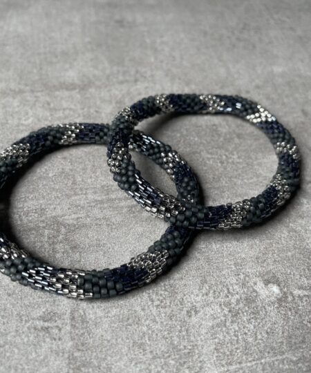 Nepal perle armbånd Nepal armbånd er en inspirerende og fascinerende smykkegenre, der vækker interessen hos smykkeentusiaster over hele verden. Disse håndlavede armbånd er kunstværker, der udstråler autenticitet, skønhed og dyb symbolik. Lad os dykke ned i den betagende verden af Nepal armbånd og udforske, hvad der gør dem så unikke og eftertragtede. Hvert Nepal armbånd er unikt, og det er netop denne individualitet, der appellerer til mange. Armbåndene er ofte skabt af dygtige nepalesiske håndværkere, der gennem generationer har forfinet deres teknikker til at skabe smykker af høj kvalitet. Disse håndværkere bruger traditionelle metoder, som har været en del af Nepals kultur og historie i århundreder. Processen er omhyggelig og kræver en stor grad af præcision og tålmodighed, hvilket gør hvert armbånd til en kærlighedsfyldt skabelse. Nepal armbånd er kendt for deres farverige og levende design. De er ofte dekoreret med perler, ædelstene, træ, metal eller andre naturlige materialer, hvilket giver dem et unikt udseende. Hvert enkelt element, der anvendes i armbåndene, er udvalgt omhyggeligt for at skabe en harmonisk kombination af farver og teksturer. Disse elementer er ofte inspireret af Nepals rige natur og kultur, hvilket giver armbåndene en autentisk følelse og en stærk forbindelse til landet. Symbolik spiller også en vigtig rolle i Nepal armbåndenes popularitet. Mange af armbåndene har indgraverede mønstre eller symboler, der repræsenterer vigtige aspekter af Nepals traditioner og spiritualitet. Disse symboler kan have betydning for held, lykke, kærlighed, beskyttelse eller en dybere forbindelse til naturen. At bære et Nepal armbånd kan derfor have en dybere betydning for bæreren og kan fungere som en påmindelse om deres forbindelse til Nepals rige arv. Nepal armbånd er ikke kun smukke smykker, men de har også en stærk social og kulturel betydning. Mange af disse smykker er håndlavede af kvinder, der er en del af samfundet i landområderne i Nepal. Produktionen af armbåndene giver disse kvinder mulighed for at skabe en bæredygtig indkomst, forbedre deres levevilkår og styrke deres selvstændighed. Når du køber et Nepal armbånd, bidrager du derfor til at støtte en positiv social indvirkning og bevare traditionelle håndværksmæssige metoder. Udover deres kulturelle og sociale betydning er Nepal armbånd også en favorit blandt modebevidste enkeltpersoner, der ønsker at tilføje en unik og autentisk touch til deres stil. Disse armbånd kan styles på utallige måder, uanset om du ønsker at skabe et bohemeinspireret look, en farverig festlig stil eller en subtil og elegant kombination. Der er et Nepal armbånd til enhver lejlighed og enhver personlig præference. I det store udvalg af smykker, der findes i dagens marked, skiller Nepal armbånd sig ud som en særlig perle. Deres håndlavede karakter, farverige design, dybe symbolik og sociale indvirkning gør dem til mere end bare smykker - de er en form for kunst og kultur, der fortæller historien om Nepal og dets folk. Ved at bære et Nepal armbånd, bærer du også med dig en del af dette rige og inspirerende land. Så uanset om du leder efter en meningsfuld gave eller ønsker at berige din egen smykkesamling, vil et Nepal armbånd være et mindeværdigt og værdsat valg.