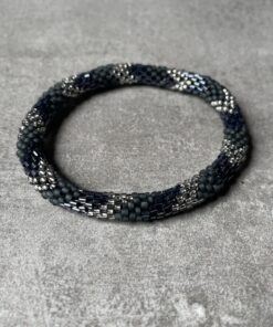 Nepal perle armbånd Nepal armbånd er en inspirerende og fascinerende smykkegenre, der vækker interessen hos smykkeentusiaster over hele verden. Disse håndlavede armbånd er kunstværker, der udstråler autenticitet, skønhed og dyb symbolik. Lad os dykke ned i den betagende verden af Nepal armbånd og udforske, hvad der gør dem så unikke og eftertragtede. Hvert Nepal armbånd er unikt, og det er netop denne individualitet, der appellerer til mange. Armbåndene er ofte skabt af dygtige nepalesiske håndværkere, der gennem generationer har forfinet deres teknikker til at skabe smykker af høj kvalitet. Disse håndværkere bruger traditionelle metoder, som har været en del af Nepals kultur og historie i århundreder. Processen er omhyggelig og kræver en stor grad af præcision og tålmodighed, hvilket gør hvert armbånd til en kærlighedsfyldt skabelse. Nepal armbånd er kendt for deres farverige og levende design. De er ofte dekoreret med perler, ædelstene, træ, metal eller andre naturlige materialer, hvilket giver dem et unikt udseende. Hvert enkelt element, der anvendes i armbåndene, er udvalgt omhyggeligt for at skabe en harmonisk kombination af farver og teksturer. Disse elementer er ofte inspireret af Nepals rige natur og kultur, hvilket giver armbåndene en autentisk følelse og en stærk forbindelse til landet. Symbolik spiller også en vigtig rolle i Nepal armbåndenes popularitet. Mange af armbåndene har indgraverede mønstre eller symboler, der repræsenterer vigtige aspekter af Nepals traditioner og spiritualitet. Disse symboler kan have betydning for held, lykke, kærlighed, beskyttelse eller en dybere forbindelse til naturen. At bære et Nepal armbånd kan derfor have en dybere betydning for bæreren og kan fungere som en påmindelse om deres forbindelse til Nepals rige arv. Nepal armbånd er ikke kun smukke smykker, men de har også en stærk social og kulturel betydning. Mange af disse smykker er håndlavede af kvinder, der er en del af samfundet i landområderne i Nepal. Produktionen af armbåndene giver disse kvinder mulighed for at skabe en bæredygtig indkomst, forbedre deres levevilkår og styrke deres selvstændighed. Når du køber et Nepal armbånd, bidrager du derfor til at støtte en positiv social indvirkning og bevare traditionelle håndværksmæssige metoder. Udover deres kulturelle og sociale betydning er Nepal armbånd også en favorit blandt modebevidste enkeltpersoner, der ønsker at tilføje en unik og autentisk touch til deres stil. Disse armbånd kan styles på utallige måder, uanset om du ønsker at skabe et bohemeinspireret look, en farverig festlig stil eller en subtil og elegant kombination. Der er et Nepal armbånd til enhver lejlighed og enhver personlig præference. I det store udvalg af smykker, der findes i dagens marked, skiller Nepal armbånd sig ud som en særlig perle. Deres håndlavede karakter, farverige design, dybe symbolik og sociale indvirkning gør dem til mere end bare smykker - de er en form for kunst og kultur, der fortæller historien om Nepal og dets folk. Ved at bære et Nepal armbånd, bærer du også med dig en del af dette rige og inspirerende land. Så uanset om du leder efter en meningsfuld gave eller ønsker at berige din egen smykkesamling, vil et Nepal armbånd være et mindeværdigt og værdsat valg.