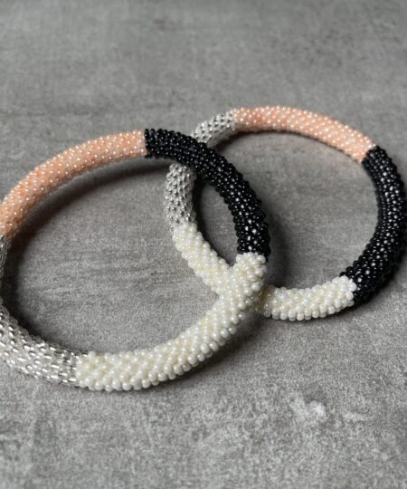 Nepal perle armbånd Nepal armbånd er en inspirerende og fascinerende smykkegenre, der vækker interessen hos smykkeentusiaster over hele verden. Disse håndlavede armbånd er kunstværker, der udstråler autenticitet, skønhed og dyb symbolik. Lad os dykke ned i den betagende verden af Nepal armbånd og udforske, hvad der gør dem så unikke og eftertragtede. Hvert Nepal armbånd er unikt, og det er netop denne individualitet, der appellerer til mange. Armbåndene er ofte skabt af dygtige nepalesiske håndværkere, der gennem generationer har forfinet deres teknikker til at skabe smykker af høj kvalitet. Disse håndværkere bruger traditionelle metoder, som har været en del af Nepals kultur og historie i århundreder. Processen er omhyggelig og kræver en stor grad af præcision og tålmodighed, hvilket gør hvert armbånd til en kærlighedsfyldt skabelse. Nepal armbånd er kendt for deres farverige og levende design. De er ofte dekoreret med perler, ædelstene, træ, metal eller andre naturlige materialer, hvilket giver dem et unikt udseende. Hvert enkelt element, der anvendes i armbåndene, er udvalgt omhyggeligt for at skabe en harmonisk kombination af farver og teksturer. Disse elementer er ofte inspireret af Nepals rige natur og kultur, hvilket giver armbåndene en autentisk følelse og en stærk forbindelse til landet. Symbolik spiller også en vigtig rolle i Nepal armbåndenes popularitet. Mange af armbåndene har indgraverede mønstre eller symboler, der repræsenterer vigtige aspekter af Nepals traditioner og spiritualitet. Disse symboler kan have betydning for held, lykke, kærlighed, beskyttelse eller en dybere forbindelse til naturen. At bære et Nepal armbånd kan derfor have en dybere betydning for bæreren og kan fungere som en påmindelse om deres forbindelse til Nepals rige arv. Nepal armbånd er ikke kun smukke smykker, men de har også en stærk social og kulturel betydning. Mange af disse smykker er håndlavede af kvinder, der er en del af samfundet i landområderne i Nepal. Produktionen af armbåndene giver disse kvinder mulighed for at skabe en bæredygtig indkomst, forbedre deres levevilkår og styrke deres selvstændighed. Når du køber et Nepal armbånd, bidrager du derfor til at støtte en positiv social indvirkning og bevare traditionelle håndværksmæssige metoder. Udover deres kulturelle og sociale betydning er Nepal armbånd også en favorit blandt modebevidste enkeltpersoner, der ønsker at tilføje en unik og autentisk touch til deres stil. Disse armbånd kan styles på utallige måder, uanset om du ønsker at skabe et bohemeinspireret look, en farverig festlig stil eller en subtil og elegant kombination. Der er et Nepal armbånd til enhver lejlighed og enhver personlig præference. I det store udvalg af smykker, der findes i dagens marked, skiller Nepal armbånd sig ud som en særlig perle. Deres håndlavede karakter, farverige design, dybe symbolik og sociale indvirkning gør dem til mere end bare smykker - de er en form for kunst og kultur, der fortæller historien om Nepal og dets folk. Ved at bære et Nepal armbånd, bærer du også med dig en del af dette rige og inspirerende land. Så uanset om du leder efter en meningsfuld gave eller ønsker at berige din egen smykkesamling, vil et Nepal armbånd være et mindeværdigt og værdsat valg.