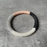 Nepal perle armbånd Nepal armbånd er en inspirerende og fascinerende smykkegenre, der vækker interessen hos smykkeentusiaster over hele verden. Disse håndlavede armbånd er kunstværker, der udstråler autenticitet, skønhed og dyb symbolik. Lad os dykke ned i den betagende verden af Nepal armbånd og udforske, hvad der gør dem så unikke og eftertragtede. Hvert Nepal armbånd er unikt, og det er netop denne individualitet, der appellerer til mange. Armbåndene er ofte skabt af dygtige nepalesiske håndværkere, der gennem generationer har forfinet deres teknikker til at skabe smykker af høj kvalitet. Disse håndværkere bruger traditionelle metoder, som har været en del af Nepals kultur og historie i århundreder. Processen er omhyggelig og kræver en stor grad af præcision og tålmodighed, hvilket gør hvert armbånd til en kærlighedsfyldt skabelse. Nepal armbånd er kendt for deres farverige og levende design. De er ofte dekoreret med perler, ædelstene, træ, metal eller andre naturlige materialer, hvilket giver dem et unikt udseende. Hvert enkelt element, der anvendes i armbåndene, er udvalgt omhyggeligt for at skabe en harmonisk kombination af farver og teksturer. Disse elementer er ofte inspireret af Nepals rige natur og kultur, hvilket giver armbåndene en autentisk følelse og en stærk forbindelse til landet. Symbolik spiller også en vigtig rolle i Nepal armbåndenes popularitet. Mange af armbåndene har indgraverede mønstre eller symboler, der repræsenterer vigtige aspekter af Nepals traditioner og spiritualitet. Disse symboler kan have betydning for held, lykke, kærlighed, beskyttelse eller en dybere forbindelse til naturen. At bære et Nepal armbånd kan derfor have en dybere betydning for bæreren og kan fungere som en påmindelse om deres forbindelse til Nepals rige arv. Nepal armbånd er ikke kun smukke smykker, men de har også en stærk social og kulturel betydning. Mange af disse smykker er håndlavede af kvinder, der er en del af samfundet i landområderne i Nepal. Produktionen af armbåndene giver disse kvinder mulighed for at skabe en bæredygtig indkomst, forbedre deres levevilkår og styrke deres selvstændighed. Når du køber et Nepal armbånd, bidrager du derfor til at støtte en positiv social indvirkning og bevare traditionelle håndværksmæssige metoder. Udover deres kulturelle og sociale betydning er Nepal armbånd også en favorit blandt modebevidste enkeltpersoner, der ønsker at tilføje en unik og autentisk touch til deres stil. Disse armbånd kan styles på utallige måder, uanset om du ønsker at skabe et bohemeinspireret look, en farverig festlig stil eller en subtil og elegant kombination. Der er et Nepal armbånd til enhver lejlighed og enhver personlig præference. I det store udvalg af smykker, der findes i dagens marked, skiller Nepal armbånd sig ud som en særlig perle. Deres håndlavede karakter, farverige design, dybe symbolik og sociale indvirkning gør dem til mere end bare smykker - de er en form for kunst og kultur, der fortæller historien om Nepal og dets folk. Ved at bære et Nepal armbånd, bærer du også med dig en del af dette rige og inspirerende land. Så uanset om du leder efter en meningsfuld gave eller ønsker at berige din egen smykkesamling, vil et Nepal armbånd være et mindeværdigt og værdsat valg.