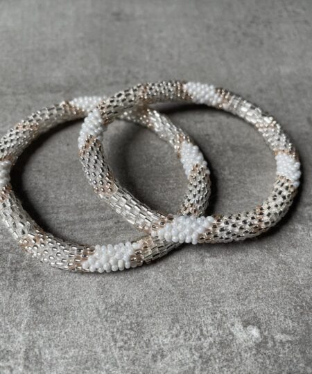 Nepal perle armbånd Nepal armbånd er en inspirerende og fascinerende smykkegenre, der vækker interessen hos smykkeentusiaster over hele verden. Disse håndlavede armbånd er kunstværker, der udstråler autenticitet, skønhed og dyb symbolik. Lad os dykke ned i den betagende verden af Nepal armbånd og udforske, hvad der gør dem så unikke og eftertragtede. Hvert Nepal armbånd er unikt, og det er netop denne individualitet, der appellerer til mange. Armbåndene er ofte skabt af dygtige nepalesiske håndværkere, der gennem generationer har forfinet deres teknikker til at skabe smykker af høj kvalitet. Disse håndværkere bruger traditionelle metoder, som har været en del af Nepals kultur og historie i århundreder. Processen er omhyggelig og kræver en stor grad af præcision og tålmodighed, hvilket gør hvert armbånd til en kærlighedsfyldt skabelse. Nepal armbånd er kendt for deres farverige og levende design. De er ofte dekoreret med perler, ædelstene, træ, metal eller andre naturlige materialer, hvilket giver dem et unikt udseende. Hvert enkelt element, der anvendes i armbåndene, er udvalgt omhyggeligt for at skabe en harmonisk kombination af farver og teksturer. Disse elementer er ofte inspireret af Nepals rige natur og kultur, hvilket giver armbåndene en autentisk følelse og en stærk forbindelse til landet. Symbolik spiller også en vigtig rolle i Nepal armbåndenes popularitet. Mange af armbåndene har indgraverede mønstre eller symboler, der repræsenterer vigtige aspekter af Nepals traditioner og spiritualitet. Disse symboler kan have betydning for held, lykke, kærlighed, beskyttelse eller en dybere forbindelse til naturen. At bære et Nepal armbånd kan derfor have en dybere betydning for bæreren og kan fungere som en påmindelse om deres forbindelse til Nepals rige arv. Nepal armbånd er ikke kun smukke smykker, men de har også en stærk social og kulturel betydning. Mange af disse smykker er håndlavede af kvinder, der er en del af samfundet i landområderne i Nepal. Produktionen af armbåndene giver disse kvinder mulighed for at skabe en bæredygtig indkomst, forbedre deres levevilkår og styrke deres selvstændighed. Når du køber et Nepal armbånd, bidrager du derfor til at støtte en positiv social indvirkning og bevare traditionelle håndværksmæssige metoder. Udover deres kulturelle og sociale betydning er Nepal armbånd også en favorit blandt modebevidste enkeltpersoner, der ønsker at tilføje en unik og autentisk touch til deres stil. Disse armbånd kan styles på utallige måder, uanset om du ønsker at skabe et bohemeinspireret look, en farverig festlig stil eller en subtil og elegant kombination. Der er et Nepal armbånd til enhver lejlighed og enhver personlig præference. I det store udvalg af smykker, der findes i dagens marked, skiller Nepal armbånd sig ud som en særlig perle. Deres håndlavede karakter, farverige design, dybe symbolik og sociale indvirkning gør dem til mere end bare smykker - de er en form for kunst og kultur, der fortæller historien om Nepal og dets folk. Ved at bære et Nepal armbånd, bærer du også med dig en del af dette rige og inspirerende land. Så uanset om du leder efter en meningsfuld gave eller ønsker at berige din egen smykkesamling, vil et Nepal armbånd være et mindeværdigt og værdsat valg.