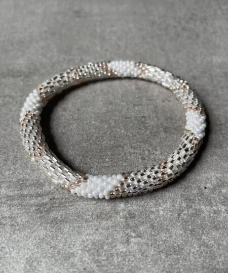 Nepal perle armbånd Nepal armbånd er en inspirerende og fascinerende smykkegenre, der vækker interessen hos smykkeentusiaster over hele verden. Disse håndlavede armbånd er kunstværker, der udstråler autenticitet, skønhed og dyb symbolik. Lad os dykke ned i den betagende verden af Nepal armbånd og udforske, hvad der gør dem så unikke og eftertragtede. Hvert Nepal armbånd er unikt, og det er netop denne individualitet, der appellerer til mange. Armbåndene er ofte skabt af dygtige nepalesiske håndværkere, der gennem generationer har forfinet deres teknikker til at skabe smykker af høj kvalitet. Disse håndværkere bruger traditionelle metoder, som har været en del af Nepals kultur og historie i århundreder. Processen er omhyggelig og kræver en stor grad af præcision og tålmodighed, hvilket gør hvert armbånd til en kærlighedsfyldt skabelse. Nepal armbånd er kendt for deres farverige og levende design. De er ofte dekoreret med perler, ædelstene, træ, metal eller andre naturlige materialer, hvilket giver dem et unikt udseende. Hvert enkelt element, der anvendes i armbåndene, er udvalgt omhyggeligt for at skabe en harmonisk kombination af farver og teksturer. Disse elementer er ofte inspireret af Nepals rige natur og kultur, hvilket giver armbåndene en autentisk følelse og en stærk forbindelse til landet. Symbolik spiller også en vigtig rolle i Nepal armbåndenes popularitet. Mange af armbåndene har indgraverede mønstre eller symboler, der repræsenterer vigtige aspekter af Nepals traditioner og spiritualitet. Disse symboler kan have betydning for held, lykke, kærlighed, beskyttelse eller en dybere forbindelse til naturen. At bære et Nepal armbånd kan derfor have en dybere betydning for bæreren og kan fungere som en påmindelse om deres forbindelse til Nepals rige arv. Nepal armbånd er ikke kun smukke smykker, men de har også en stærk social og kulturel betydning. Mange af disse smykker er håndlavede af kvinder, der er en del af samfundet i landområderne i Nepal. Produktionen af armbåndene giver disse kvinder mulighed for at skabe en bæredygtig indkomst, forbedre deres levevilkår og styrke deres selvstændighed. Når du køber et Nepal armbånd, bidrager du derfor til at støtte en positiv social indvirkning og bevare traditionelle håndværksmæssige metoder. Udover deres kulturelle og sociale betydning er Nepal armbånd også en favorit blandt modebevidste enkeltpersoner, der ønsker at tilføje en unik og autentisk touch til deres stil. Disse armbånd kan styles på utallige måder, uanset om du ønsker at skabe et bohemeinspireret look, en farverig festlig stil eller en subtil og elegant kombination. Der er et Nepal armbånd til enhver lejlighed og enhver personlig præference. I det store udvalg af smykker, der findes i dagens marked, skiller Nepal armbånd sig ud som en særlig perle. Deres håndlavede karakter, farverige design, dybe symbolik og sociale indvirkning gør dem til mere end bare smykker - de er en form for kunst og kultur, der fortæller historien om Nepal og dets folk. Ved at bære et Nepal armbånd, bærer du også med dig en del af dette rige og inspirerende land. Så uanset om du leder efter en meningsfuld gave eller ønsker at berige din egen smykkesamling, vil et Nepal armbånd være et mindeværdigt og værdsat valg.