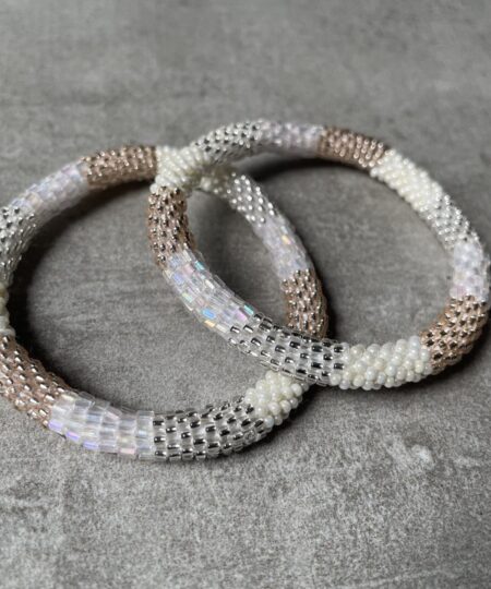 Nepal perle armbånd Nepal armbånd er en inspirerende og fascinerende smykkegenre, der vækker interessen hos smykkeentusiaster over hele verden. Disse håndlavede armbånd er kunstværker, der udstråler autenticitet, skønhed og dyb symbolik. Lad os dykke ned i den betagende verden af Nepal armbånd og udforske, hvad der gør dem så unikke og eftertragtede. Hvert Nepal armbånd er unikt, og det er netop denne individualitet, der appellerer til mange. Armbåndene er ofte skabt af dygtige nepalesiske håndværkere, der gennem generationer har forfinet deres teknikker til at skabe smykker af høj kvalitet. Disse håndværkere bruger traditionelle metoder, som har været en del af Nepals kultur og historie i århundreder. Processen er omhyggelig og kræver en stor grad af præcision og tålmodighed, hvilket gør hvert armbånd til en kærlighedsfyldt skabelse. Nepal armbånd er kendt for deres farverige og levende design. De er ofte dekoreret med perler, ædelstene, træ, metal eller andre naturlige materialer, hvilket giver dem et unikt udseende. Hvert enkelt element, der anvendes i armbåndene, er udvalgt omhyggeligt for at skabe en harmonisk kombination af farver og teksturer. Disse elementer er ofte inspireret af Nepals rige natur og kultur, hvilket giver armbåndene en autentisk følelse og en stærk forbindelse til landet. Symbolik spiller også en vigtig rolle i Nepal armbåndenes popularitet. Mange af armbåndene har indgraverede mønstre eller symboler, der repræsenterer vigtige aspekter af Nepals traditioner og spiritualitet. Disse symboler kan have betydning for held, lykke, kærlighed, beskyttelse eller en dybere forbindelse til naturen. At bære et Nepal armbånd kan derfor have en dybere betydning for bæreren og kan fungere som en påmindelse om deres forbindelse til Nepals rige arv. Nepal armbånd er ikke kun smukke smykker, men de har også en stærk social og kulturel betydning. Mange af disse smykker er håndlavede af kvinder, der er en del af samfundet i landområderne i Nepal. Produktionen af armbåndene giver disse kvinder mulighed for at skabe en bæredygtig indkomst, forbedre deres levevilkår og styrke deres selvstændighed. Når du køber et Nepal armbånd, bidrager du derfor til at støtte en positiv social indvirkning og bevare traditionelle håndværksmæssige metoder. Udover deres kulturelle og sociale betydning er Nepal armbånd også en favorit blandt modebevidste enkeltpersoner, der ønsker at tilføje en unik og autentisk touch til deres stil. Disse armbånd kan styles på utallige måder, uanset om du ønsker at skabe et bohemeinspireret look, en farverig festlig stil eller en subtil og elegant kombination. Der er et Nepal armbånd til enhver lejlighed og enhver personlig præference. I det store udvalg af smykker, der findes i dagens marked, skiller Nepal armbånd sig ud som en særlig perle. Deres håndlavede karakter, farverige design, dybe symbolik og sociale indvirkning gør dem til mere end bare smykker - de er en form for kunst og kultur, der fortæller historien om Nepal og dets folk. Ved at bære et Nepal armbånd, bærer du også med dig en del af dette rige og inspirerende land. Så uanset om du leder efter en meningsfuld gave eller ønsker at berige din egen smykkesamling, vil et Nepal armbånd være et mindeværdigt og værdsat valg.