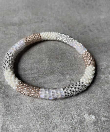 Nepal perle armbånd Nepal armbånd er en inspirerende og fascinerende smykkegenre, der vækker interessen hos smykkeentusiaster over hele verden. Disse håndlavede armbånd er kunstværker, der udstråler autenticitet, skønhed og dyb symbolik. Lad os dykke ned i den betagende verden af Nepal armbånd og udforske, hvad der gør dem så unikke og eftertragtede. Hvert Nepal armbånd er unikt, og det er netop denne individualitet, der appellerer til mange. Armbåndene er ofte skabt af dygtige nepalesiske håndværkere, der gennem generationer har forfinet deres teknikker til at skabe smykker af høj kvalitet. Disse håndværkere bruger traditionelle metoder, som har været en del af Nepals kultur og historie i århundreder. Processen er omhyggelig og kræver en stor grad af præcision og tålmodighed, hvilket gør hvert armbånd til en kærlighedsfyldt skabelse. Nepal armbånd er kendt for deres farverige og levende design. De er ofte dekoreret med perler, ædelstene, træ, metal eller andre naturlige materialer, hvilket giver dem et unikt udseende. Hvert enkelt element, der anvendes i armbåndene, er udvalgt omhyggeligt for at skabe en harmonisk kombination af farver og teksturer. Disse elementer er ofte inspireret af Nepals rige natur og kultur, hvilket giver armbåndene en autentisk følelse og en stærk forbindelse til landet. Symbolik spiller også en vigtig rolle i Nepal armbåndenes popularitet. Mange af armbåndene har indgraverede mønstre eller symboler, der repræsenterer vigtige aspekter af Nepals traditioner og spiritualitet. Disse symboler kan have betydning for held, lykke, kærlighed, beskyttelse eller en dybere forbindelse til naturen. At bære et Nepal armbånd kan derfor have en dybere betydning for bæreren og kan fungere som en påmindelse om deres forbindelse til Nepals rige arv. Nepal armbånd er ikke kun smukke smykker, men de har også en stærk social og kulturel betydning. Mange af disse smykker er håndlavede af kvinder, der er en del af samfundet i landområderne i Nepal. Produktionen af armbåndene giver disse kvinder mulighed for at skabe en bæredygtig indkomst, forbedre deres levevilkår og styrke deres selvstændighed. Når du køber et Nepal armbånd, bidrager du derfor til at støtte en positiv social indvirkning og bevare traditionelle håndværksmæssige metoder. Udover deres kulturelle og sociale betydning er Nepal armbånd også en favorit blandt modebevidste enkeltpersoner, der ønsker at tilføje en unik og autentisk touch til deres stil. Disse armbånd kan styles på utallige måder, uanset om du ønsker at skabe et bohemeinspireret look, en farverig festlig stil eller en subtil og elegant kombination. Der er et Nepal armbånd til enhver lejlighed og enhver personlig præference. I det store udvalg af smykker, der findes i dagens marked, skiller Nepal armbånd sig ud som en særlig perle. Deres håndlavede karakter, farverige design, dybe symbolik og sociale indvirkning gør dem til mere end bare smykker - de er en form for kunst og kultur, der fortæller historien om Nepal og dets folk. Ved at bære et Nepal armbånd, bærer du også med dig en del af dette rige og inspirerende land. Så uanset om du leder efter en meningsfuld gave eller ønsker at berige din egen smykkesamling, vil et Nepal armbånd være et mindeværdigt og værdsat valg.