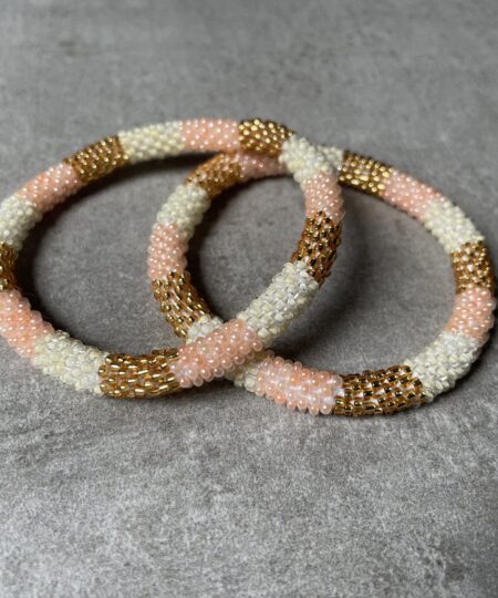 Nepal perle armbånd Nepal armbånd er en inspirerende og fascinerende smykkegenre, der vækker interessen hos smykkeentusiaster over hele verden. Disse håndlavede armbånd er kunstværker, der udstråler autenticitet, skønhed og dyb symbolik. Lad os dykke ned i den betagende verden af Nepal armbånd og udforske, hvad der gør dem så unikke og eftertragtede. Hvert Nepal armbånd er unikt, og det er netop denne individualitet, der appellerer til mange. Armbåndene er ofte skabt af dygtige nepalesiske håndværkere, der gennem generationer har forfinet deres teknikker til at skabe smykker af høj kvalitet. Disse håndværkere bruger traditionelle metoder, som har været en del af Nepals kultur og historie i århundreder. Processen er omhyggelig og kræver en stor grad af præcision og tålmodighed, hvilket gør hvert armbånd til en kærlighedsfyldt skabelse. Nepal armbånd er kendt for deres farverige og levende design. De er ofte dekoreret med perler, ædelstene, træ, metal eller andre naturlige materialer, hvilket giver dem et unikt udseende. Hvert enkelt element, der anvendes i armbåndene, er udvalgt omhyggeligt for at skabe en harmonisk kombination af farver og teksturer. Disse elementer er ofte inspireret af Nepals rige natur og kultur, hvilket giver armbåndene en autentisk følelse og en stærk forbindelse til landet. Symbolik spiller også en vigtig rolle i Nepal armbåndenes popularitet. Mange af armbåndene har indgraverede mønstre eller symboler, der repræsenterer vigtige aspekter af Nepals traditioner og spiritualitet. Disse symboler kan have betydning for held, lykke, kærlighed, beskyttelse eller en dybere forbindelse til naturen. At bære et Nepal armbånd kan derfor have en dybere betydning for bæreren og kan fungere som en påmindelse om deres forbindelse til Nepals rige arv. Nepal armbånd er ikke kun smukke smykker, men de har også en stærk social og kulturel betydning. Mange af disse smykker er håndlavede af kvinder, der er en del af samfundet i landområderne i Nepal. Produktionen af armbåndene giver disse kvinder mulighed for at skabe en bæredygtig indkomst, forbedre deres levevilkår og styrke deres selvstændighed. Når du køber et Nepal armbånd, bidrager du derfor til at støtte en positiv social indvirkning og bevare traditionelle håndværksmæssige metoder. Udover deres kulturelle og sociale betydning er Nepal armbånd også en favorit blandt modebevidste enkeltpersoner, der ønsker at tilføje en unik og autentisk touch til deres stil. Disse armbånd kan styles på utallige måder, uanset om du ønsker at skabe et bohemeinspireret look, en farverig festlig stil eller en subtil og elegant kombination. Der er et Nepal armbånd til enhver lejlighed og enhver personlig præference. I det store udvalg af smykker, der findes i dagens marked, skiller Nepal armbånd sig ud som en særlig perle. Deres håndlavede karakter, farverige design, dybe symbolik og sociale indvirkning gør dem til mere end bare smykker - de er en form for kunst og kultur, der fortæller historien om Nepal og dets folk. Ved at bære et Nepal armbånd, bærer du også med dig en del af dette rige og inspirerende land. Så uanset om du leder efter en meningsfuld gave eller ønsker at berige din egen smykkesamling, vil et Nepal armbånd være et mindeværdigt og værdsat valg.