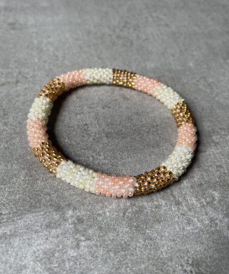 Nepal perle armbånd Nepal armbånd er en inspirerende og fascinerende smykkegenre, der vækker interessen hos smykkeentusiaster over hele verden. Disse håndlavede armbånd er kunstværker, der udstråler autenticitet, skønhed og dyb symbolik. Lad os dykke ned i den betagende verden af Nepal armbånd og udforske, hvad der gør dem så unikke og eftertragtede. Hvert Nepal armbånd er unikt, og det er netop denne individualitet, der appellerer til mange. Armbåndene er ofte skabt af dygtige nepalesiske håndværkere, der gennem generationer har forfinet deres teknikker til at skabe smykker af høj kvalitet. Disse håndværkere bruger traditionelle metoder, som har været en del af Nepals kultur og historie i århundreder. Processen er omhyggelig og kræver en stor grad af præcision og tålmodighed, hvilket gør hvert armbånd til en kærlighedsfyldt skabelse. Nepal armbånd er kendt for deres farverige og levende design. De er ofte dekoreret med perler, ædelstene, træ, metal eller andre naturlige materialer, hvilket giver dem et unikt udseende. Hvert enkelt element, der anvendes i armbåndene, er udvalgt omhyggeligt for at skabe en harmonisk kombination af farver og teksturer. Disse elementer er ofte inspireret af Nepals rige natur og kultur, hvilket giver armbåndene en autentisk følelse og en stærk forbindelse til landet. Symbolik spiller også en vigtig rolle i Nepal armbåndenes popularitet. Mange af armbåndene har indgraverede mønstre eller symboler, der repræsenterer vigtige aspekter af Nepals traditioner og spiritualitet. Disse symboler kan have betydning for held, lykke, kærlighed, beskyttelse eller en dybere forbindelse til naturen. At bære et Nepal armbånd kan derfor have en dybere betydning for bæreren og kan fungere som en påmindelse om deres forbindelse til Nepals rige arv. Nepal armbånd er ikke kun smukke smykker, men de har også en stærk social og kulturel betydning. Mange af disse smykker er håndlavede af kvinder, der er en del af samfundet i landområderne i Nepal. Produktionen af armbåndene giver disse kvinder mulighed for at skabe en bæredygtig indkomst, forbedre deres levevilkår og styrke deres selvstændighed. Når du køber et Nepal armbånd, bidrager du derfor til at støtte en positiv social indvirkning og bevare traditionelle håndværksmæssige metoder. Udover deres kulturelle og sociale betydning er Nepal armbånd også en favorit blandt modebevidste enkeltpersoner, der ønsker at tilføje en unik og autentisk touch til deres stil. Disse armbånd kan styles på utallige måder, uanset om du ønsker at skabe et bohemeinspireret look, en farverig festlig stil eller en subtil og elegant kombination. Der er et Nepal armbånd til enhver lejlighed og enhver personlig præference. I det store udvalg af smykker, der findes i dagens marked, skiller Nepal armbånd sig ud som en særlig perle. Deres håndlavede karakter, farverige design, dybe symbolik og sociale indvirkning gør dem til mere end bare smykker - de er en form for kunst og kultur, der fortæller historien om Nepal og dets folk. Ved at bære et Nepal armbånd, bærer du også med dig en del af dette rige og inspirerende land. Så uanset om du leder efter en meningsfuld gave eller ønsker at berige din egen smykkesamling, vil et Nepal armbånd være et mindeværdigt og værdsat valg.