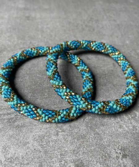 Nepal perle armbånd Nepal armbånd er en inspirerende og fascinerende smykkegenre, der vækker interessen hos smykkeentusiaster over hele verden. Disse håndlavede armbånd er kunstværker, der udstråler autenticitet, skønhed og dyb symbolik. Lad os dykke ned i den betagende verden af Nepal armbånd og udforske, hvad der gør dem så unikke og eftertragtede. Hvert Nepal armbånd er unikt, og det er netop denne individualitet, der appellerer til mange. Armbåndene er ofte skabt af dygtige nepalesiske håndværkere, der gennem generationer har forfinet deres teknikker til at skabe smykker af høj kvalitet. Disse håndværkere bruger traditionelle metoder, som har været en del af Nepals kultur og historie i århundreder. Processen er omhyggelig og kræver en stor grad af præcision og tålmodighed, hvilket gør hvert armbånd til en kærlighedsfyldt skabelse. Nepal armbånd er kendt for deres farverige og levende design. De er ofte dekoreret med perler, ædelstene, træ, metal eller andre naturlige materialer, hvilket giver dem et unikt udseende. Hvert enkelt element, der anvendes i armbåndene, er udvalgt omhyggeligt for at skabe en harmonisk kombination af farver og teksturer. Disse elementer er ofte inspireret af Nepals rige natur og kultur, hvilket giver armbåndene en autentisk følelse og en stærk forbindelse til landet. Symbolik spiller også en vigtig rolle i Nepal armbåndenes popularitet. Mange af armbåndene har indgraverede mønstre eller symboler, der repræsenterer vigtige aspekter af Nepals traditioner og spiritualitet. Disse symboler kan have betydning for held, lykke, kærlighed, beskyttelse eller en dybere forbindelse til naturen. At bære et Nepal armbånd kan derfor have en dybere betydning for bæreren og kan fungere som en påmindelse om deres forbindelse til Nepals rige arv. Nepal armbånd er ikke kun smukke smykker, men de har også en stærk social og kulturel betydning. Mange af disse smykker er håndlavede af kvinder, der er en del af samfundet i landområderne i Nepal. Produktionen af armbåndene giver disse kvinder mulighed for at skabe en bæredygtig indkomst, forbedre deres levevilkår og styrke deres selvstændighed. Når du køber et Nepal armbånd, bidrager du derfor til at støtte en positiv social indvirkning og bevare traditionelle håndværksmæssige metoder. Udover deres kulturelle og sociale betydning er Nepal armbånd også en favorit blandt modebevidste enkeltpersoner, der ønsker at tilføje en unik og autentisk touch til deres stil. Disse armbånd kan styles på utallige måder, uanset om du ønsker at skabe et bohemeinspireret look, en farverig festlig stil eller en subtil og elegant kombination. Der er et Nepal armbånd til enhver lejlighed og enhver personlig præference. I det store udvalg af smykker, der findes i dagens marked, skiller Nepal armbånd sig ud som en særlig perle. Deres håndlavede karakter, farverige design, dybe symbolik og sociale indvirkning gør dem til mere end bare smykker - de er en form for kunst og kultur, der fortæller historien om Nepal og dets folk. Ved at bære et Nepal armbånd, bærer du også med dig en del af dette rige og inspirerende land. Så uanset om du leder efter en meningsfuld gave eller ønsker at berige din egen smykkesamling, vil et Nepal armbånd være et mindeværdigt og værdsat valg.