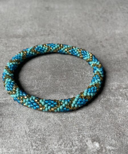 Nepal perle armbånd Nepal armbånd er en inspirerende og fascinerende smykkegenre, der vækker interessen hos smykkeentusiaster over hele verden. Disse håndlavede armbånd er kunstværker, der udstråler autenticitet, skønhed og dyb symbolik. Lad os dykke ned i den betagende verden af Nepal armbånd og udforske, hvad der gør dem så unikke og eftertragtede. Hvert Nepal armbånd er unikt, og det er netop denne individualitet, der appellerer til mange. Armbåndene er ofte skabt af dygtige nepalesiske håndværkere, der gennem generationer har forfinet deres teknikker til at skabe smykker af høj kvalitet. Disse håndværkere bruger traditionelle metoder, som har været en del af Nepals kultur og historie i århundreder. Processen er omhyggelig og kræver en stor grad af præcision og tålmodighed, hvilket gør hvert armbånd til en kærlighedsfyldt skabelse. Nepal armbånd er kendt for deres farverige og levende design. De er ofte dekoreret med perler, ædelstene, træ, metal eller andre naturlige materialer, hvilket giver dem et unikt udseende. Hvert enkelt element, der anvendes i armbåndene, er udvalgt omhyggeligt for at skabe en harmonisk kombination af farver og teksturer. Disse elementer er ofte inspireret af Nepals rige natur og kultur, hvilket giver armbåndene en autentisk følelse og en stærk forbindelse til landet. Symbolik spiller også en vigtig rolle i Nepal armbåndenes popularitet. Mange af armbåndene har indgraverede mønstre eller symboler, der repræsenterer vigtige aspekter af Nepals traditioner og spiritualitet. Disse symboler kan have betydning for held, lykke, kærlighed, beskyttelse eller en dybere forbindelse til naturen. At bære et Nepal armbånd kan derfor have en dybere betydning for bæreren og kan fungere som en påmindelse om deres forbindelse til Nepals rige arv. Nepal armbånd er ikke kun smukke smykker, men de har også en stærk social og kulturel betydning. Mange af disse smykker er håndlavede af kvinder, der er en del af samfundet i landområderne i Nepal. Produktionen af armbåndene giver disse kvinder mulighed for at skabe en bæredygtig indkomst, forbedre deres levevilkår og styrke deres selvstændighed. Når du køber et Nepal armbånd, bidrager du derfor til at støtte en positiv social indvirkning og bevare traditionelle håndværksmæssige metoder. Udover deres kulturelle og sociale betydning er Nepal armbånd også en favorit blandt modebevidste enkeltpersoner, der ønsker at tilføje en unik og autentisk touch til deres stil. Disse armbånd kan styles på utallige måder, uanset om du ønsker at skabe et bohemeinspireret look, en farverig festlig stil eller en subtil og elegant kombination. Der er et Nepal armbånd til enhver lejlighed og enhver personlig præference. I det store udvalg af smykker, der findes i dagens marked, skiller Nepal armbånd sig ud som en særlig perle. Deres håndlavede karakter, farverige design, dybe symbolik og sociale indvirkning gør dem til mere end bare smykker - de er en form for kunst og kultur, der fortæller historien om Nepal og dets folk. Ved at bære et Nepal armbånd, bærer du også med dig en del af dette rige og inspirerende land. Så uanset om du leder efter en meningsfuld gave eller ønsker at berige din egen smykkesamling, vil et Nepal armbånd være et mindeværdigt og værdsat valg.