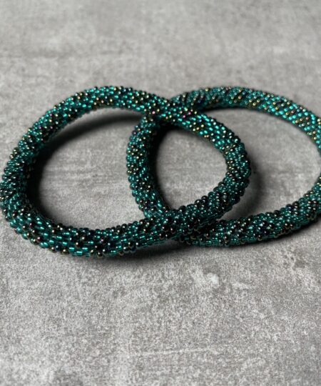 Nepal perle armbånd Nepal armbånd er en inspirerende og fascinerende smykkegenre, der vækker interessen hos smykkeentusiaster over hele verden. Disse håndlavede armbånd er kunstværker, der udstråler autenticitet, skønhed og dyb symbolik. Lad os dykke ned i den betagende verden af Nepal armbånd og udforske, hvad der gør dem så unikke og eftertragtede. Hvert Nepal armbånd er unikt, og det er netop denne individualitet, der appellerer til mange. Armbåndene er ofte skabt af dygtige nepalesiske håndværkere, der gennem generationer har forfinet deres teknikker til at skabe smykker af høj kvalitet. Disse håndværkere bruger traditionelle metoder, som har været en del af Nepals kultur og historie i århundreder. Processen er omhyggelig og kræver en stor grad af præcision og tålmodighed, hvilket gør hvert armbånd til en kærlighedsfyldt skabelse. Nepal armbånd er kendt for deres farverige og levende design. De er ofte dekoreret med perler, ædelstene, træ, metal eller andre naturlige materialer, hvilket giver dem et unikt udseende. Hvert enkelt element, der anvendes i armbåndene, er udvalgt omhyggeligt for at skabe en harmonisk kombination af farver og teksturer. Disse elementer er ofte inspireret af Nepals rige natur og kultur, hvilket giver armbåndene en autentisk følelse og en stærk forbindelse til landet. Symbolik spiller også en vigtig rolle i Nepal armbåndenes popularitet. Mange af armbåndene har indgraverede mønstre eller symboler, der repræsenterer vigtige aspekter af Nepals traditioner og spiritualitet. Disse symboler kan have betydning for held, lykke, kærlighed, beskyttelse eller en dybere forbindelse til naturen. At bære et Nepal armbånd kan derfor have en dybere betydning for bæreren og kan fungere som en påmindelse om deres forbindelse til Nepals rige arv. Nepal armbånd er ikke kun smukke smykker, men de har også en stærk social og kulturel betydning. Mange af disse smykker er håndlavede af kvinder, der er en del af samfundet i landområderne i Nepal. Produktionen af armbåndene giver disse kvinder mulighed for at skabe en bæredygtig indkomst, forbedre deres levevilkår og styrke deres selvstændighed. Når du køber et Nepal armbånd, bidrager du derfor til at støtte en positiv social indvirkning og bevare traditionelle håndværksmæssige metoder. Udover deres kulturelle og sociale betydning er Nepal armbånd også en favorit blandt modebevidste enkeltpersoner, der ønsker at tilføje en unik og autentisk touch til deres stil. Disse armbånd kan styles på utallige måder, uanset om du ønsker at skabe et bohemeinspireret look, en farverig festlig stil eller en subtil og elegant kombination. Der er et Nepal armbånd til enhver lejlighed og enhver personlig præference. I det store udvalg af smykker, der findes i dagens marked, skiller Nepal armbånd sig ud som en særlig perle. Deres håndlavede karakter, farverige design, dybe symbolik og sociale indvirkning gør dem til mere end bare smykker - de er en form for kunst og kultur, der fortæller historien om Nepal og dets folk. Ved at bære et Nepal armbånd, bærer du også med dig en del af dette rige og inspirerende land. Så uanset om du leder efter en meningsfuld gave eller ønsker at berige din egen smykkesamling, vil et Nepal armbånd være et mindeværdigt og værdsat valg.