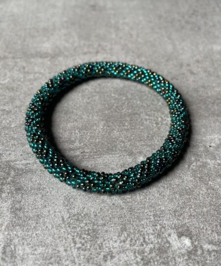 Nepal perle armbånd Nepal armbånd er en inspirerende og fascinerende smykkegenre, der vækker interessen hos smykkeentusiaster over hele verden. Disse håndlavede armbånd er kunstværker, der udstråler autenticitet, skønhed og dyb symbolik. Lad os dykke ned i den betagende verden af Nepal armbånd og udforske, hvad der gør dem så unikke og eftertragtede. Hvert Nepal armbånd er unikt, og det er netop denne individualitet, der appellerer til mange. Armbåndene er ofte skabt af dygtige nepalesiske håndværkere, der gennem generationer har forfinet deres teknikker til at skabe smykker af høj kvalitet. Disse håndværkere bruger traditionelle metoder, som har været en del af Nepals kultur og historie i århundreder. Processen er omhyggelig og kræver en stor grad af præcision og tålmodighed, hvilket gør hvert armbånd til en kærlighedsfyldt skabelse. Nepal armbånd er kendt for deres farverige og levende design. De er ofte dekoreret med perler, ædelstene, træ, metal eller andre naturlige materialer, hvilket giver dem et unikt udseende. Hvert enkelt element, der anvendes i armbåndene, er udvalgt omhyggeligt for at skabe en harmonisk kombination af farver og teksturer. Disse elementer er ofte inspireret af Nepals rige natur og kultur, hvilket giver armbåndene en autentisk følelse og en stærk forbindelse til landet. Symbolik spiller også en vigtig rolle i Nepal armbåndenes popularitet. Mange af armbåndene har indgraverede mønstre eller symboler, der repræsenterer vigtige aspekter af Nepals traditioner og spiritualitet. Disse symboler kan have betydning for held, lykke, kærlighed, beskyttelse eller en dybere forbindelse til naturen. At bære et Nepal armbånd kan derfor have en dybere betydning for bæreren og kan fungere som en påmindelse om deres forbindelse til Nepals rige arv. Nepal armbånd er ikke kun smukke smykker, men de har også en stærk social og kulturel betydning. Mange af disse smykker er håndlavede af kvinder, der er en del af samfundet i landområderne i Nepal. Produktionen af armbåndene giver disse kvinder mulighed for at skabe en bæredygtig indkomst, forbedre deres levevilkår og styrke deres selvstændighed. Når du køber et Nepal armbånd, bidrager du derfor til at støtte en positiv social indvirkning og bevare traditionelle håndværksmæssige metoder. Udover deres kulturelle og sociale betydning er Nepal armbånd også en favorit blandt modebevidste enkeltpersoner, der ønsker at tilføje en unik og autentisk touch til deres stil. Disse armbånd kan styles på utallige måder, uanset om du ønsker at skabe et bohemeinspireret look, en farverig festlig stil eller en subtil og elegant kombination. Der er et Nepal armbånd til enhver lejlighed og enhver personlig præference. I det store udvalg af smykker, der findes i dagens marked, skiller Nepal armbånd sig ud som en særlig perle. Deres håndlavede karakter, farverige design, dybe symbolik og sociale indvirkning gør dem til mere end bare smykker - de er en form for kunst og kultur, der fortæller historien om Nepal og dets folk. Ved at bære et Nepal armbånd, bærer du også med dig en del af dette rige og inspirerende land. Så uanset om du leder efter en meningsfuld gave eller ønsker at berige din egen smykkesamling, vil et Nepal armbånd være et mindeværdigt og værdsat valg.