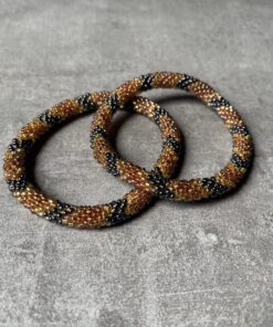 Nepal perle armbånd Nepal armbånd er en inspirerende og fascinerende smykkegenre, der vækker interessen hos smykkeentusiaster over hele verden. Disse håndlavede armbånd er kunstværker, der udstråler autenticitet, skønhed og dyb symbolik. Lad os dykke ned i den betagende verden af Nepal armbånd og udforske, hvad der gør dem så unikke og eftertragtede. Hvert Nepal armbånd er unikt, og det er netop denne individualitet, der appellerer til mange. Armbåndene er ofte skabt af dygtige nepalesiske håndværkere, der gennem generationer har forfinet deres teknikker til at skabe smykker af høj kvalitet. Disse håndværkere bruger traditionelle metoder, som har været en del af Nepals kultur og historie i århundreder. Processen er omhyggelig og kræver en stor grad af præcision og tålmodighed, hvilket gør hvert armbånd til en kærlighedsfyldt skabelse. Nepal armbånd er kendt for deres farverige og levende design. De er ofte dekoreret med perler, ædelstene, træ, metal eller andre naturlige materialer, hvilket giver dem et unikt udseende. Hvert enkelt element, der anvendes i armbåndene, er udvalgt omhyggeligt for at skabe en harmonisk kombination af farver og teksturer. Disse elementer er ofte inspireret af Nepals rige natur og kultur, hvilket giver armbåndene en autentisk følelse og en stærk forbindelse til landet. Symbolik spiller også en vigtig rolle i Nepal armbåndenes popularitet. Mange af armbåndene har indgraverede mønstre eller symboler, der repræsenterer vigtige aspekter af Nepals traditioner og spiritualitet. Disse symboler kan have betydning for held, lykke, kærlighed, beskyttelse eller en dybere forbindelse til naturen. At bære et Nepal armbånd kan derfor have en dybere betydning for bæreren og kan fungere som en påmindelse om deres forbindelse til Nepals rige arv. Nepal armbånd er ikke kun smukke smykker, men de har også en stærk social og kulturel betydning. Mange af disse smykker er håndlavede af kvinder, der er en del af samfundet i landområderne i Nepal. Produktionen af armbåndene giver disse kvinder mulighed for at skabe en bæredygtig indkomst, forbedre deres levevilkår og styrke deres selvstændighed. Når du køber et Nepal armbånd, bidrager du derfor til at støtte en positiv social indvirkning og bevare traditionelle håndværksmæssige metoder. Udover deres kulturelle og sociale betydning er Nepal armbånd også en favorit blandt modebevidste enkeltpersoner, der ønsker at tilføje en unik og autentisk touch til deres stil. Disse armbånd kan styles på utallige måder, uanset om du ønsker at skabe et bohemeinspireret look, en farverig festlig stil eller en subtil og elegant kombination. Der er et Nepal armbånd til enhver lejlighed og enhver personlig præference. I det store udvalg af smykker, der findes i dagens marked, skiller Nepal armbånd sig ud som en særlig perle. Deres håndlavede karakter, farverige design, dybe symbolik og sociale indvirkning gør dem til mere end bare smykker - de er en form for kunst og kultur, der fortæller historien om Nepal og dets folk. Ved at bære et Nepal armbånd, bærer du også med dig en del af dette rige og inspirerende land. Så uanset om du leder efter en meningsfuld gave eller ønsker at berige din egen smykkesamling, vil et Nepal armbånd være et mindeværdigt og værdsat valg.