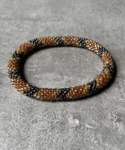 Nepal perle armbånd Nepal armbånd er en inspirerende og fascinerende smykkegenre, der vækker interessen hos smykkeentusiaster over hele verden. Disse håndlavede armbånd er kunstværker, der udstråler autenticitet, skønhed og dyb symbolik. Lad os dykke ned i den betagende verden af Nepal armbånd og udforske, hvad der gør dem så unikke og eftertragtede. Hvert Nepal armbånd er unikt, og det er netop denne individualitet, der appellerer til mange. Armbåndene er ofte skabt af dygtige nepalesiske håndværkere, der gennem generationer har forfinet deres teknikker til at skabe smykker af høj kvalitet. Disse håndværkere bruger traditionelle metoder, som har været en del af Nepals kultur og historie i århundreder. Processen er omhyggelig og kræver en stor grad af præcision og tålmodighed, hvilket gør hvert armbånd til en kærlighedsfyldt skabelse. Nepal armbånd er kendt for deres farverige og levende design. De er ofte dekoreret med perler, ædelstene, træ, metal eller andre naturlige materialer, hvilket giver dem et unikt udseende. Hvert enkelt element, der anvendes i armbåndene, er udvalgt omhyggeligt for at skabe en harmonisk kombination af farver og teksturer. Disse elementer er ofte inspireret af Nepals rige natur og kultur, hvilket giver armbåndene en autentisk følelse og en stærk forbindelse til landet. Symbolik spiller også en vigtig rolle i Nepal armbåndenes popularitet. Mange af armbåndene har indgraverede mønstre eller symboler, der repræsenterer vigtige aspekter af Nepals traditioner og spiritualitet. Disse symboler kan have betydning for held, lykke, kærlighed, beskyttelse eller en dybere forbindelse til naturen. At bære et Nepal armbånd kan derfor have en dybere betydning for bæreren og kan fungere som en påmindelse om deres forbindelse til Nepals rige arv. Nepal armbånd er ikke kun smukke smykker, men de har også en stærk social og kulturel betydning. Mange af disse smykker er håndlavede af kvinder, der er en del af samfundet i landområderne i Nepal. Produktionen af armbåndene giver disse kvinder mulighed for at skabe en bæredygtig indkomst, forbedre deres levevilkår og styrke deres selvstændighed. Når du køber et Nepal armbånd, bidrager du derfor til at støtte en positiv social indvirkning og bevare traditionelle håndværksmæssige metoder. Udover deres kulturelle og sociale betydning er Nepal armbånd også en favorit blandt modebevidste enkeltpersoner, der ønsker at tilføje en unik og autentisk touch til deres stil. Disse armbånd kan styles på utallige måder, uanset om du ønsker at skabe et bohemeinspireret look, en farverig festlig stil eller en subtil og elegant kombination. Der er et Nepal armbånd til enhver lejlighed og enhver personlig præference. I det store udvalg af smykker, der findes i dagens marked, skiller Nepal armbånd sig ud som en særlig perle. Deres håndlavede karakter, farverige design, dybe symbolik og sociale indvirkning gør dem til mere end bare smykker - de er en form for kunst og kultur, der fortæller historien om Nepal og dets folk. Ved at bære et Nepal armbånd, bærer du også med dig en del af dette rige og inspirerende land. Så uanset om du leder efter en meningsfuld gave eller ønsker at berige din egen smykkesamling, vil et Nepal armbånd være et mindeværdigt og værdsat valg.