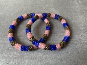 Nepal armbånd er en inspirerende og fascinerende smykkegenre, der vækker interessen hos smykkeentusiaster over hele verden. Disse håndlavede armbånd er kunstværker, der udstråler autenticitet, skønhed og dyb symbolik. Lad os dykke ned i den betagende verden af Nepal armbånd og udforske, hvad der gør dem så unikke og eftertragtede. Hvert Nepal armbånd er unikt, og det er netop denne individualitet, der appellerer til mange. Armbåndene er ofte skabt af dygtige nepalesiske håndværkere, der gennem generationer har forfinet deres teknikker til at skabe smykker af høj kvalitet. Disse håndværkere bruger traditionelle metoder, som har været en del af Nepals kultur og historie i århundreder. Processen er omhyggelig og kræver en stor grad af præcision og tålmodighed, hvilket gør hvert armbånd til en kærlighedsfyldt skabelse. Nepal armbånd er kendt for deres farverige og levende design. De er ofte dekoreret med perler, ædelstene, træ, metal eller andre naturlige materialer, hvilket giver dem et unikt udseende. Hvert enkelt element, der anvendes i armbåndene, er udvalgt omhyggeligt for at skabe en harmonisk kombination af farver og teksturer. Disse elementer er ofte inspireret af Nepals rige natur og kultur, hvilket giver armbåndene en autentisk følelse og en stærk forbindelse til landet. Symbolik spiller også en vigtig rolle i Nepal armbåndenes popularitet. Mange af armbåndene har indgraverede mønstre eller symboler, der repræsenterer vigtige aspekter af Nepals traditioner og spiritualitet. Disse symboler kan have betydning for held, lykke, kærlighed, beskyttelse eller en dybere forbindelse til naturen. At bære et Nepal armbånd kan derfor have en dybere betydning for bæreren og kan fungere som en påmindelse om deres forbindelse til Nepals rige arv. Nepal armbånd er ikke kun smukke smykker, men de har også en stærk social og kulturel betydning. Mange af disse smykker er håndlavede af kvinder, der er en del af samfundet i landområderne i Nepal. Produktionen af armbåndene giver disse kvinder mulighed for at skabe en bæredygtig indkomst, forbedre deres levevilkår og styrke deres selvstændighed. Når du køber et Nepal armbånd, bidrager du derfor til at støtte en positiv social indvirkning og bevare traditionelle håndværksmæssige metoder. Udover deres kulturelle og sociale betydning er Nepal armbånd også en favorit blandt modebevidste enkeltpersoner, der ønsker at tilføje en unik og autentisk touch til deres stil. Disse armbånd kan styles på utallige måder, uanset om du ønsker at skabe et bohemeinspireret look, en farverig festlig stil eller en subtil og elegant kombination. Der er et Nepal armbånd til enhver lejlighed og enhver personlig præference. I det store udvalg af smykker, der findes i dagens marked, skiller Nepal armbånd sig ud som en særlig perle. Deres håndlavede karakter, farverige design, dybe symbolik og sociale indvirkning gør dem til mere end bare smykker - de er en form for kunst og kultur, der fortæller historien om Nepal og dets folk. Ved at bære et Nepal armbånd, bærer du også med dig en del af dette rige og inspirerende land. Så uanset om du leder efter en meningsfuld gave eller ønsker at berige din egen smykkesamling, vil et Nepal armbånd være et mindeværdigt og værdsat valg.