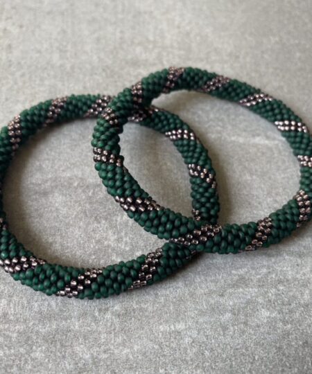 Nepal armbånd er en inspirerende og fascinerende smykkegenre, der vækker interessen hos smykkeentusiaster over hele verden. Disse håndlavede armbånd er kunstværker, der udstråler autenticitet, skønhed og dyb symbolik. Lad os dykke ned i den betagende verden af Nepal armbånd og udforske, hvad der gør dem så unikke og eftertragtede. Hvert Nepal armbånd er unikt, og det er netop denne individualitet, der appellerer til mange. Armbåndene er ofte skabt af dygtige nepalesiske håndværkere, der gennem generationer har forfinet deres teknikker til at skabe smykker af høj kvalitet. Disse håndværkere bruger traditionelle metoder, som har været en del af Nepals kultur og historie i århundreder. Processen er omhyggelig og kræver en stor grad af præcision og tålmodighed, hvilket gør hvert armbånd til en kærlighedsfyldt skabelse. Nepal armbånd er kendt for deres farverige og levende design. De er ofte dekoreret med perler, ædelstene, træ, metal eller andre naturlige materialer, hvilket giver dem et unikt udseende. Hvert enkelt element, der anvendes i armbåndene, er udvalgt omhyggeligt for at skabe en harmonisk kombination af farver og teksturer. Disse elementer er ofte inspireret af Nepals rige natur og kultur, hvilket giver armbåndene en autentisk følelse og en stærk forbindelse til landet. Symbolik spiller også en vigtig rolle i Nepal armbåndenes popularitet. Mange af armbåndene har indgraverede mønstre eller symboler, der repræsenterer vigtige aspekter af Nepals traditioner og spiritualitet. Disse symboler kan have betydning for held, lykke, kærlighed, beskyttelse eller en dybere forbindelse til naturen. At bære et Nepal armbånd kan derfor have en dybere betydning for bæreren og kan fungere som en påmindelse om deres forbindelse til Nepals rige arv. Nepal armbånd er ikke kun smukke smykker, men de har også en stærk social og kulturel betydning. Mange af disse smykker er håndlavede af kvinder, der er en del af samfundet i landområderne i Nepal. Produktionen af armbåndene giver disse kvinder mulighed for at skabe en bæredygtig indkomst, forbedre deres levevilkår og styrke deres selvstændighed. Når du køber et Nepal armbånd, bidrager du derfor til at støtte en positiv social indvirkning og bevare traditionelle håndværksmæssige metoder. Udover deres kulturelle og sociale betydning er Nepal armbånd også en favorit blandt modebevidste enkeltpersoner, der ønsker at tilføje en unik og autentisk touch til deres stil. Disse armbånd kan styles på utallige måder, uanset om du ønsker at skabe et bohemeinspireret look, en farverig festlig stil eller en subtil og elegant kombination. Der er et Nepal armbånd til enhver lejlighed og enhver personlig præference. I det store udvalg af smykker, der findes i dagens marked, skiller Nepal armbånd sig ud som en særlig perle. Deres håndlavede karakter, farverige design, dybe symbolik og sociale indvirkning gør dem til mere end bare smykker - de er en form for kunst og kultur, der fortæller historien om Nepal og dets folk. Ved at bære et Nepal armbånd, bærer du også med dig en del af dette rige og inspirerende land. Så uanset om du leder efter en meningsfuld gave eller ønsker at berige din egen smykkesamling, vil et Nepal armbånd være et mindeværdigt og værdsat valg.