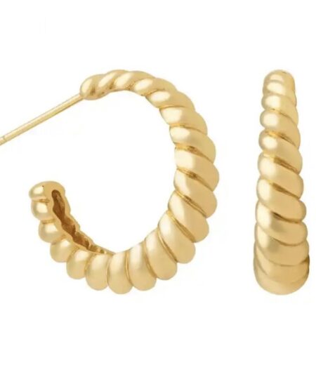 Øreringe Oplev den ultimative elegance med vores unikke udvalg af øreringe til salg! Vores håndplukkede kollektion tilbyder et væld af stilarter, fra klassiske og tidløse designs til moderne og iøjnefaldende statement-stykker. Uanset om du er på udkig efter noget subtilt til hverdagsbrug eller ønsker at skille dig ud til særlige begivenheder, har vi de perfekte øreringe til dig. Køb nu og tilføj en strålende og personlig touch til dine outfits! Find den perfekte julegave eller fødselsdagsgave til hende blandt vores betagende udvalg af smukke smykker, herunder øreringe og halskæder! Vores kollektion er nøje udvalgt for at tilbyde en bred vifte af stilfulde designs, der vil glæde enhver kvinde. Uanset om du ønsker at forære hende et tidløst og klassisk smykke eller ønsker at overraske med en moderne og iøjnefaldende kreation, har vi den ideelle gave til hende. Vores smykker er skabt med dedikation og kærlighed for at bringe glæde til hverdagen og skabe mindeværdige øjeblikke. Køb nu, og lad vores julegave eller fødselsdagsgave til hende smykker være den perfekte gave, der vil skinne som de mest dyrebare juveler i hendes samling.