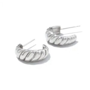 Øreringe Oplev den ultimative elegance med vores unikke udvalg af øreringe til salg! Vores håndplukkede kollektion tilbyder et væld af stilarter, fra klassiske og tidløse designs til moderne og iøjnefaldende statement-stykker. Uanset om du er på udkig efter noget subtilt til hverdagsbrug eller ønsker at skille dig ud til særlige begivenheder, har vi de perfekte øreringe til dig. Køb nu og tilføj en strålende og personlig touch til dine outfits! Find den perfekte julegave eller fødselsdagsgave til hende blandt vores betagende udvalg af smukke smykker, herunder øreringe og halskæder! Vores kollektion er nøje udvalgt for at tilbyde en bred vifte af stilfulde designs, der vil glæde enhver kvinde. Uanset om du ønsker at forære hende et tidløst og klassisk smykke eller ønsker at overraske med en moderne og iøjnefaldende kreation, har vi den ideelle gave til hende. Vores smykker er skabt med dedikation og kærlighed for at bringe glæde til hverdagen og skabe mindeværdige øjeblikke. Køb nu, og lad vores julegave eller fødselsdagsgave til hende smykker være den perfekte gave, der vil skinne som de mest dyrebare juveler i hendes samling.