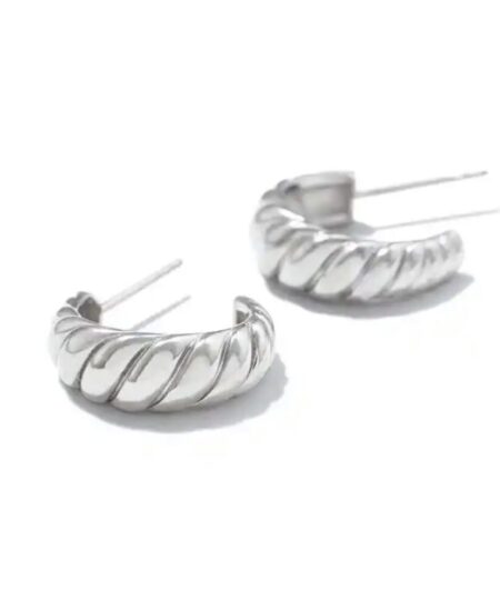 Øreringe Oplev den ultimative elegance med vores unikke udvalg af øreringe til salg! Vores håndplukkede kollektion tilbyder et væld af stilarter, fra klassiske og tidløse designs til moderne og iøjnefaldende statement-stykker. Uanset om du er på udkig efter noget subtilt til hverdagsbrug eller ønsker at skille dig ud til særlige begivenheder, har vi de perfekte øreringe til dig. Køb nu og tilføj en strålende og personlig touch til dine outfits! Find den perfekte julegave eller fødselsdagsgave til hende blandt vores betagende udvalg af smukke smykker, herunder øreringe og halskæder! Vores kollektion er nøje udvalgt for at tilbyde en bred vifte af stilfulde designs, der vil glæde enhver kvinde. Uanset om du ønsker at forære hende et tidløst og klassisk smykke eller ønsker at overraske med en moderne og iøjnefaldende kreation, har vi den ideelle gave til hende. Vores smykker er skabt med dedikation og kærlighed for at bringe glæde til hverdagen og skabe mindeværdige øjeblikke. Køb nu, og lad vores julegave eller fødselsdagsgave til hende smykker være den perfekte gave, der vil skinne som de mest dyrebare juveler i hendes samling.