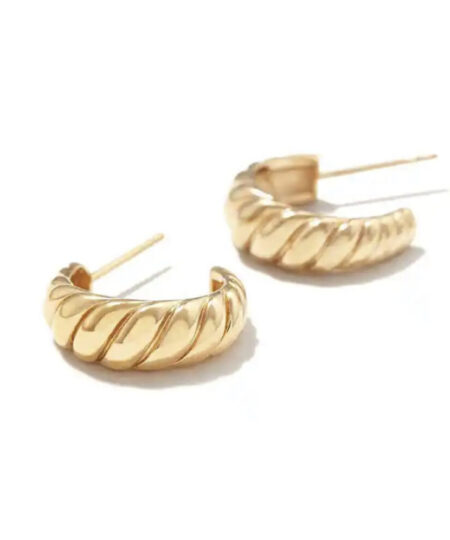 Oplev den ultimative elegance med vores unikke udvalg af øreringe til salg! Vores håndplukkede kollektion tilbyder et væld af stilarter, fra klassiske og tidløse designs til moderne og iøjnefaldende statement-stykker. Uanset om du er på udkig efter noget subtilt til hverdagsbrug eller ønsker at skille dig ud til særlige begivenheder, har vi de perfekte øreringe til dig. Køb nu og tilføj en strålende og personlig touch til dine outfits! Find den perfekte julegave eller fødselsdagsgave til hende blandt vores betagende udvalg af smukke smykker, herunder øreringe og halskæder! Vores kollektion er nøje udvalgt for at tilbyde en bred vifte af stilfulde designs, der vil glæde enhver kvinde. Uanset om du ønsker at forære hende et tidløst og klassisk smykke eller ønsker at overraske med en moderne og iøjnefaldende kreation, har vi den ideelle gave til hende. Vores smykker er skabt med dedikation og kærlighed for at bringe glæde til hverdagen og skabe mindeværdige øjeblikke. Køb nu, og lad vores julegave eller fødselsdagsgave til hende smykker være den perfekte gave, der vil skinne som de mest dyrebare juveler i hendes samling. Øreringe