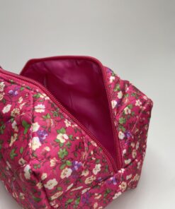 blomstret blomstret firkantet kosmetiktaske kosmetiktaske køb makeup taske online køb makeup taske online luksus kosmetik taske luksus kosmetik taske rejsetaske makeup rejsetaske organisering af makeup organisering af makeup plys plys rejsevenlig makeup taske rejsevenlig makeup taske sminkepung sminkepung tilbehør til makeup tilbehør til makeup udvalg af farver og størrelser udvalg af farver og størrelser toilet