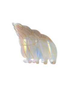 Konkylie Hårklemme i Perlemor Dyk ned i havets skønhed med vores delikate konkylie-formede hårklemme, en del af vores havdyr-kollektion. Denne 5,5 cm lange klemme, i en smuk cremefarve med perlemorseffekt, er både et funktionelt og stilfuldt tilbehør. Inspireret af naturens egne former, fanger denne klemme essensen af strandens ro og elegance. Designet til at holde håret sikkert på plads, er klemmen perfekt til både afslappede og sofistikerede frisurer. Den kompakte størrelse gør den ideel til opsætninger, små hårpartier eller tilføjelse af et subtilt, maritimt touch til dit look. Perlemorseffekten reflekterer lyset på en fortryllende måde, hvilket giver en subtil glød til dit hår. Funktioner: Størrelse: 5,5 cm – perfekt til delvise opsætninger eller mindre hårpartier. Farve: Cremefarvet med en smuk perlemorseffekt. Design: Formet som en konkylie, en del af vores unikke havdyr-kollektion. Grebstyrke: Sikkert og holdbart greb, skånsom mod håret og ideel til både hverdag og fest. Materiale: Let, holdbart og inspireret af naturens egne skatte. Tilføj et strejf af havets magi til dit hår med denne elegante konkylie-hårklemme, og bring strandens skønhed med dig, uanset hvor du går!