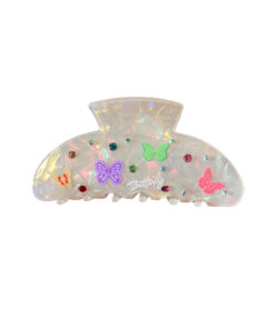 Hårklemme med Sten og Sommerfugle – 9,5 cm Oplev en perfekt kombination af elegance og glamour med vores smukke hårklemme prydet med glitrende sten og delikate sommerfugle. Denne 9,5 cm lange klemme tilføjer en sofistikeret og iøjnefaldende detalje til enhver frisure, mens den sikrer, at dit hår holdes sikkert og stilfuldt på plads. Klemmen er udsmykket med funklende små sten, der fanger lyset og tilføjer en subtil glans, mens de fine sommerfugle giver et let og luftigt touch. Den stilfulde design gør denne klemme til et ideelt valg for både dagligdags brug og specielle lejligheder, hvor du ønsker at tilføje lidt ekstra elegance til dit look. Funktioner: Størrelse: 9,5 cm – perfekt til at holde forskellige hårtyper og -længder sikkert på plads. Design: Dekoreret med glitrende sten og delikate sommerfugle, der skaber en elegant og iøjnefaldende effekt. Farve: Diskrete nuancer, der fremhæver stenens glans og sommerfuglenes fine detaljer. Grebstyrke: Stærkt og pålideligt greb, ideel til både hverdag og festlige lejligheder. Materiale: Holdbar og let, skånsom mod håret og behagelig at bære hele dagen. Giv din frisure et elegant og glamourøst løft med denne hårklemme, og lad din stil blomstre med et strejf af lys og skønhed!