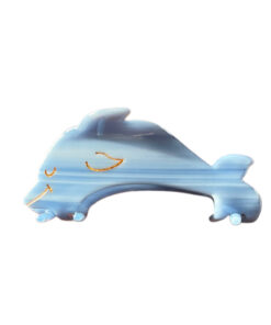 Hårklemme i Delfin-Design Oplev havets legende elegance med vores smukke hårklemme formet som en delfin, en del af vores eksklusive havdyr-kollektion. Denne 9 cm lange klemme er perfekt designet til at kombinere funktionalitet med et charmerende maritimt udtryk, der tilføjer et glitrende touch til din frisure. Den detaljerede delfin-form, med sin dynamiske og yndefulde silhuet, fanger havets skønhed og energi. Den stærke og sikre grebstyrke sikrer, at dit hår holdes på plads hele dagen, mens det søde delfin-design bringer et smil til dit ansigt. Ideel til både hverdag og specielle lejligheder, hvor du ønsker at tilføje et lille strejf af havets magi til dit look. Funktioner: Størrelse: 9 cm – perfekt til at holde både kort og langt hår på plads. Design: Formet som en livlig delfin, en del af vores unikke havdyr-kollektion. Farve: Delikate nuancer, der fremhæver delfinens elegante udseende. Grebstyrke: Robust og pålideligt, sikrer at dit hår forbliver på plads hele dagen. Materiale: Let og holdbar, skånsom mod håret og behagelig at bære. Giv din frisure en maritime opgradering med denne delfin-hårklemme, og lad den bringe havets charme og ynde til din hverdag!