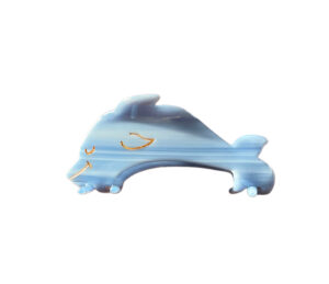 Hårklemme i Delfin-Design  Oplev havets legende elegance med vores smukke hårklemme formet som en delfin, en del af vores eksklusive havdyr-kollektion. Denne 9 cm lange klemme er perfekt designet til at kombinere funktionalitet med et charmerende maritimt udtryk, der tilføjer et glitrende touch til din frisure. Den detaljerede delfin-form, med sin dynamiske og yndefulde silhuet, fanger havets skønhed og energi. Den stærke og sikre grebstyrke sikrer, at dit hår holdes på plads hele dagen, mens det søde delfin-design bringer et smil til dit ansigt. Ideel til både hverdag og specielle lejligheder, hvor du ønsker at tilføje et lille strejf af havets magi til dit look. Funktioner: Størrelse: 9 cm – perfekt til at holde både kort og langt hår på plads. Design: Formet som en livlig delfin, en del af vores unikke havdyr-kollektion. Farve: Delikate nuancer, der fremhæver delfinens elegante udseende. Grebstyrke: Robust og pålideligt, sikrer at dit hår forbliver på plads hele dagen. Materiale: Let og holdbar, skånsom mod håret og behagelig at bære. Giv din frisure en maritime opgradering med denne delfin-hårklemme, og lad den bringe havets charme og ynde til din hverdag!