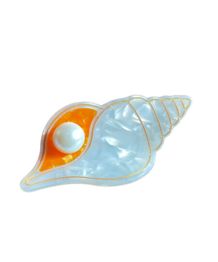 Konkylie Hårklemme med Perle  Tilføj et elegant strejf af havets skønhed til din frisure med vores raffinerede hårklemme formet som en konkylie, komplet med en strålende perle. Denne 7,5 cm lange klemme er en del af vores eksklusive havdyr-kollektion og kombinerer en delikat cremefarve med en luksuriøs perlemorseffekt for at skabe et tidløst og sofistikeret look. Klemmen er designet til at efterligne den naturlige elegance af en konkylie, med en indbygget perle, der tilføjer et ekstra touch af glamour. Den holdbare konstruktion sikrer, at dit hår forbliver på plads hele dagen, mens den perlemorseffekt giver en subtil glød, der fremhæver enhver frisure. Funktioner: Størrelse: 7,5 cm – ideel til at holde håret sikkert og stilfuldt på plads. Design: Formet som en smuk konkylie med en integreret perle, en del af vores havdyr-kollektion. Farve: Delikat cremefarvet med en perlemorseffekt, der giver et sofistikeret udtryk. Grebstyrke: Stærkt og pålideligt, perfekt til både hverdag og specielle lejligheder. Materiale: Holdbart og let, skånsom mod håret og behagelig at bære. Giv din frisure et elegant maritime touch med denne konkylie-hårklemme